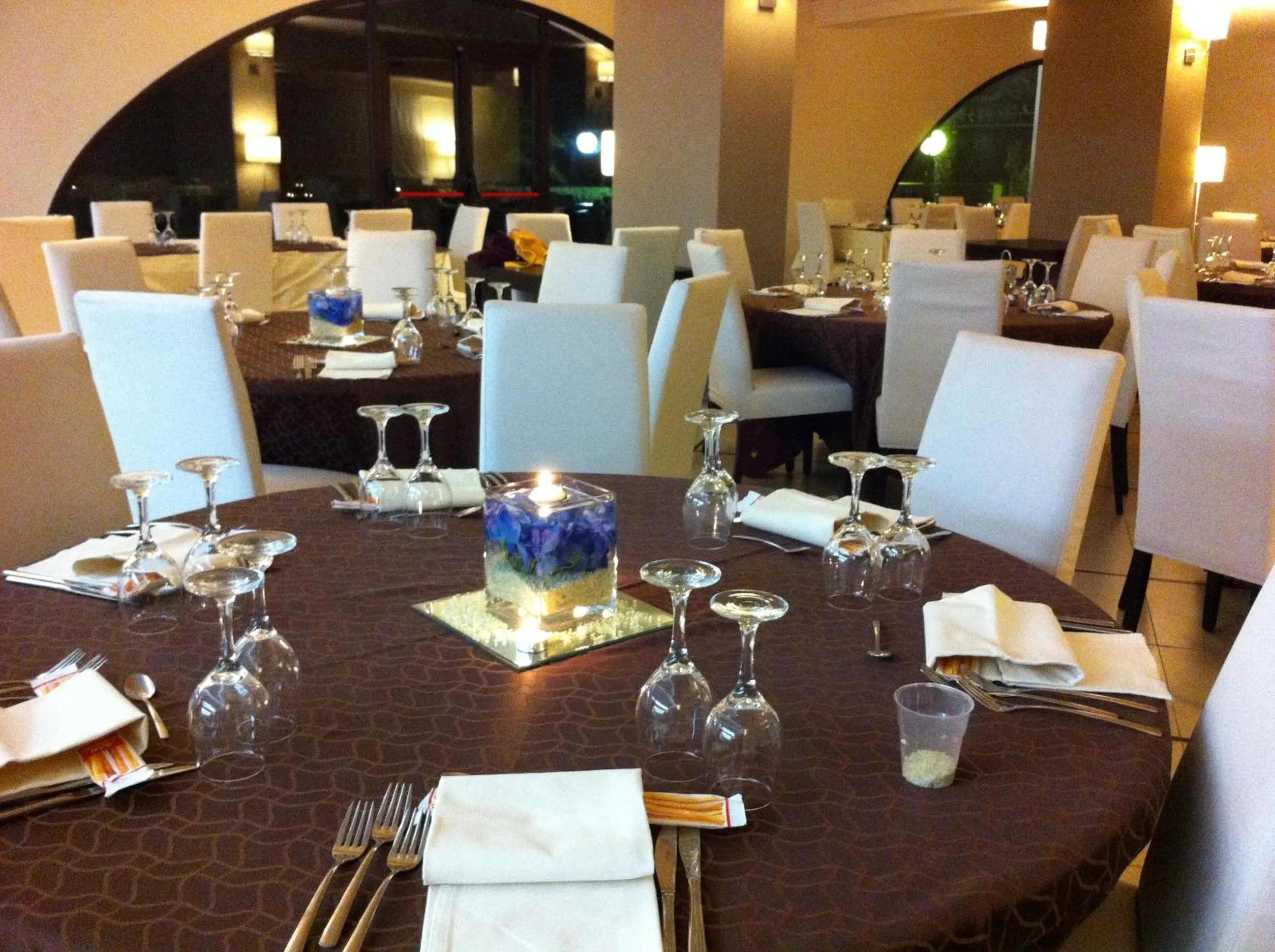 Restaurant/places to eat in Elihotel