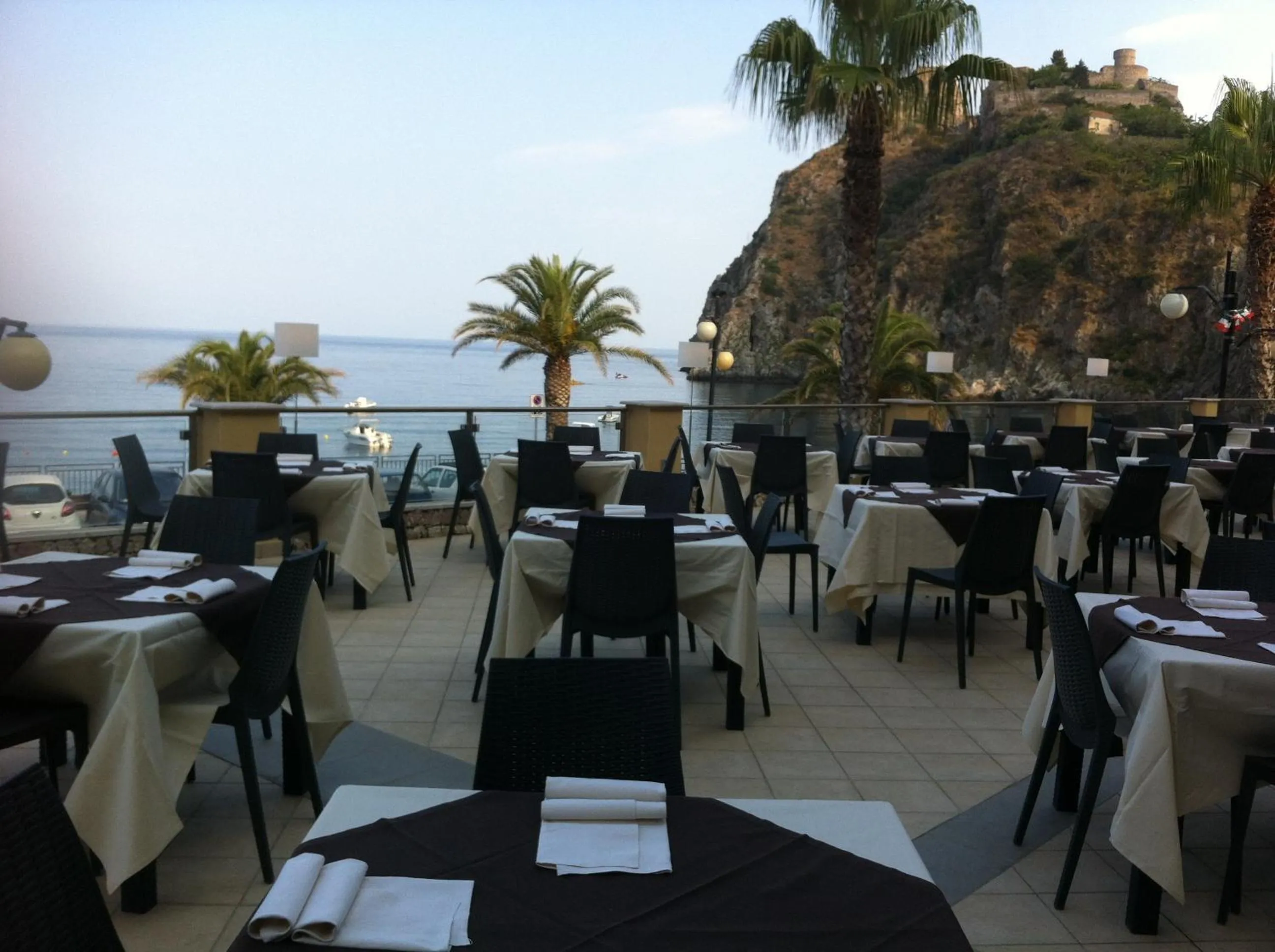 Restaurant/places to eat in Elihotel