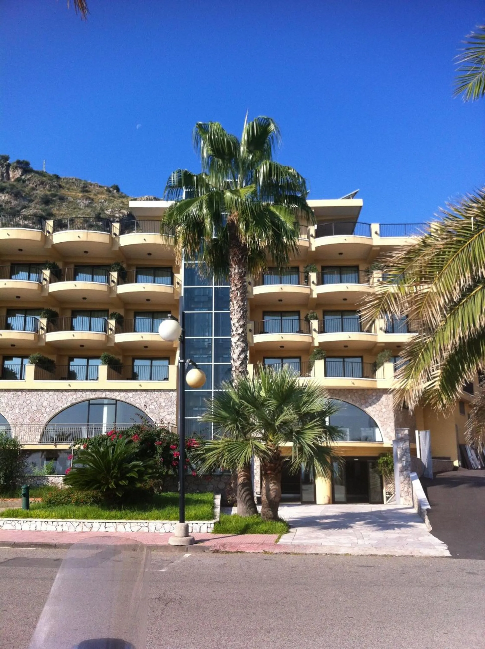 Facade/entrance in Elihotel