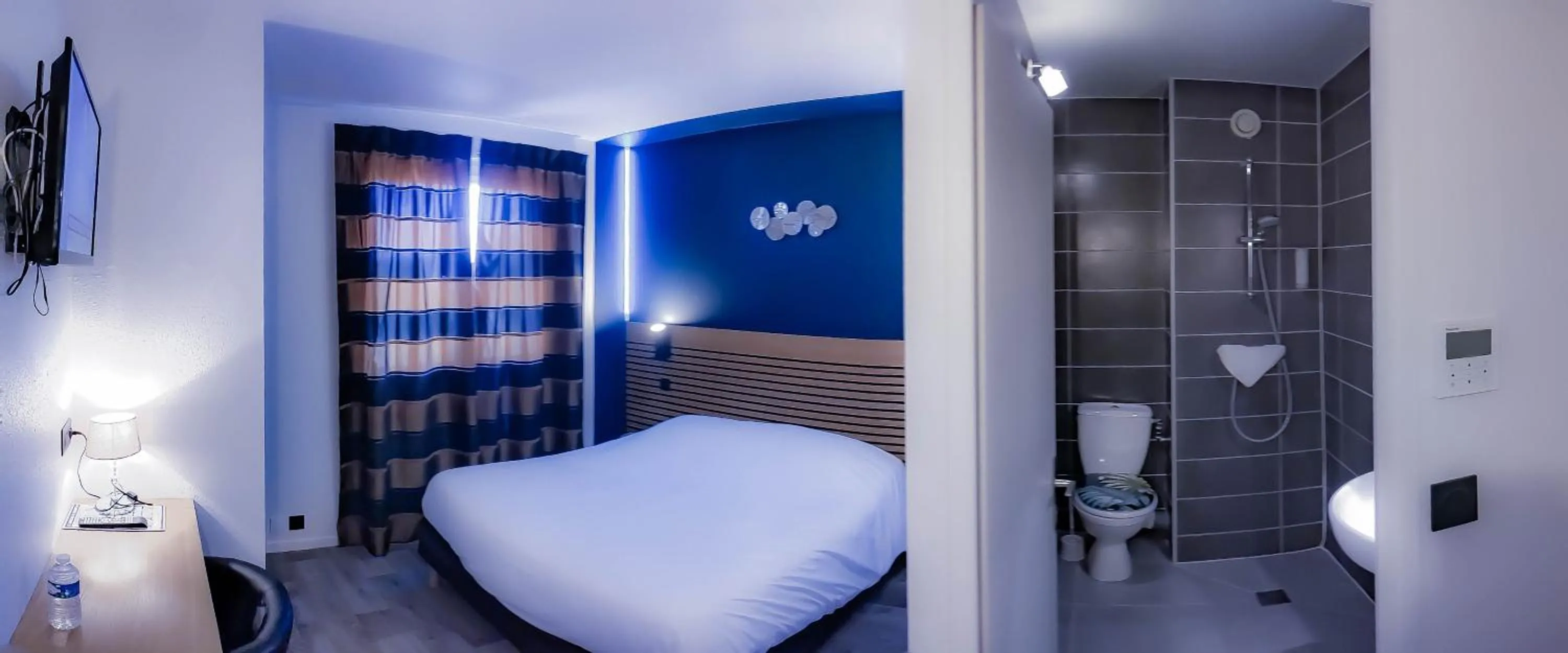 Bathroom, Bed in Logis Les Charmilles Chalon-sur-Saône Sud