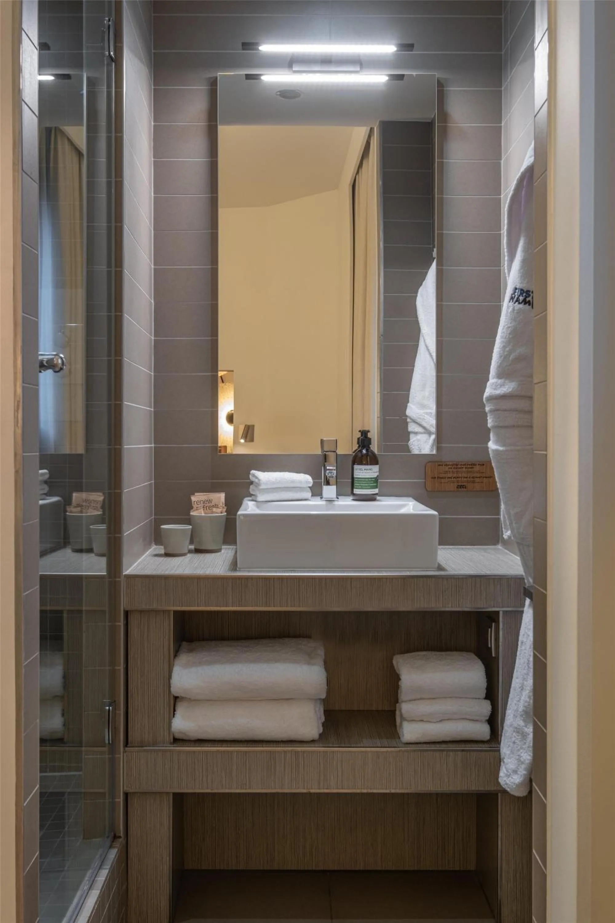 Bathroom in FirstName Toulouse, part of JdV by Hyatt