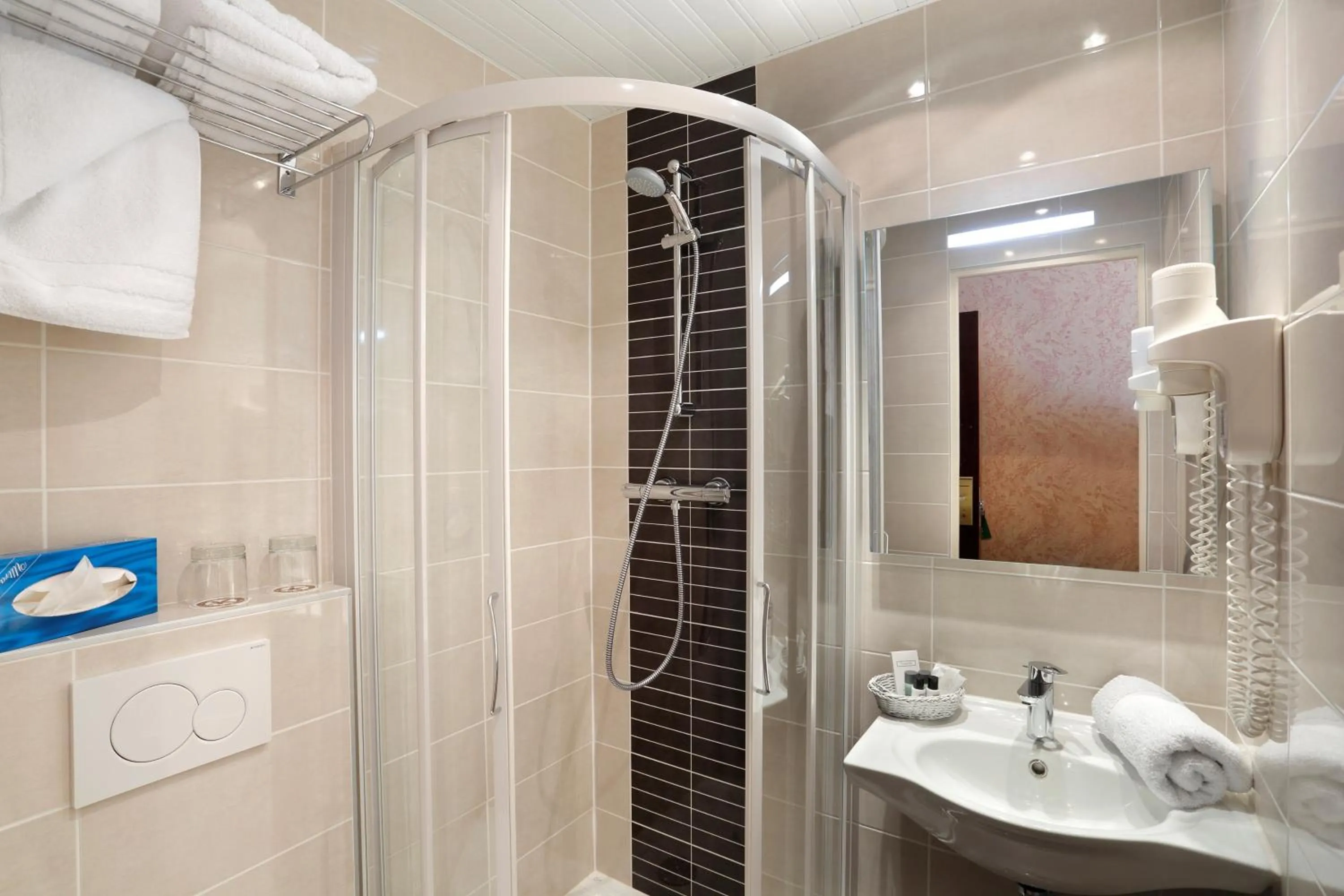 Bathroom in Hotel Paix Republique