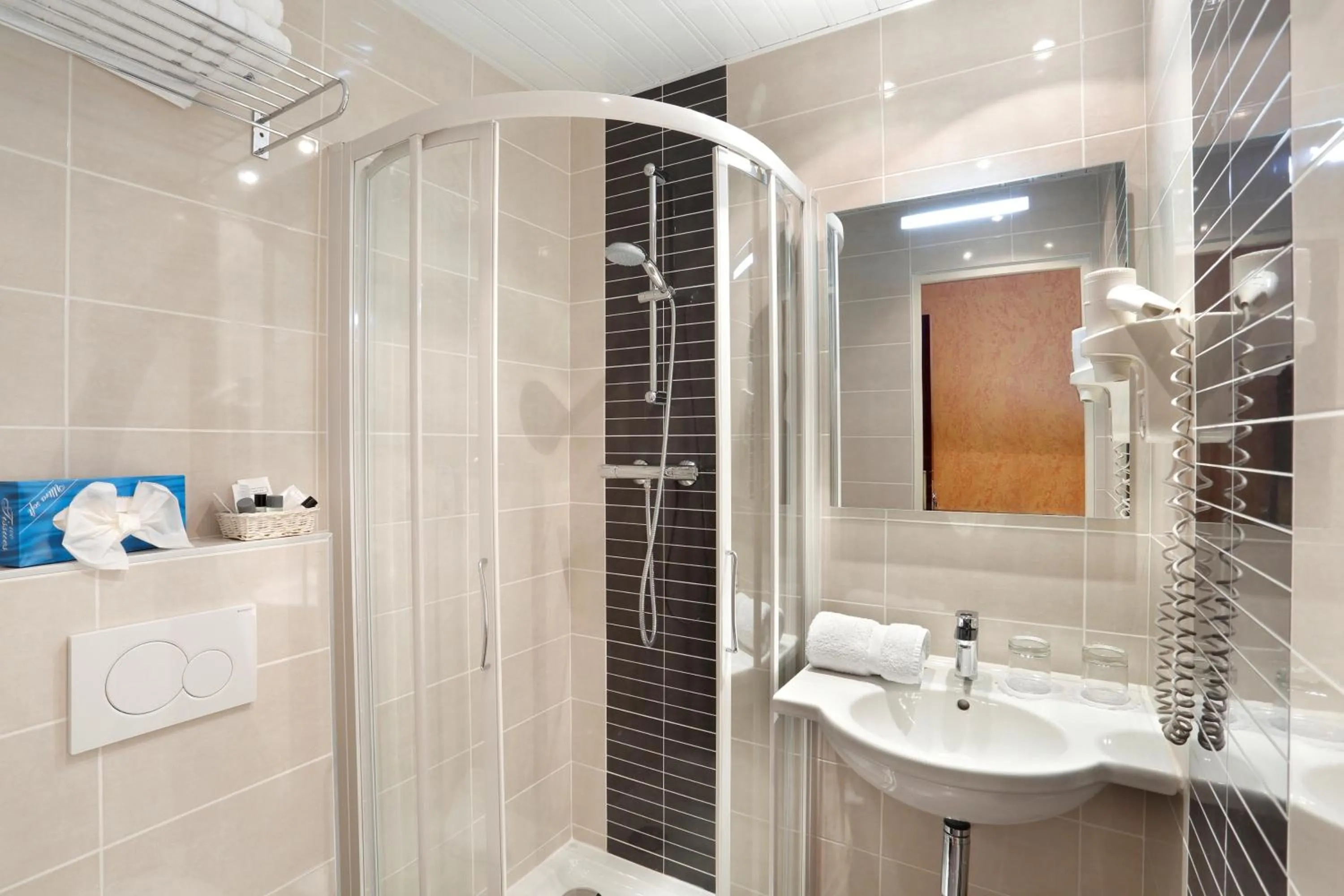 Bathroom in Hotel Paix Republique