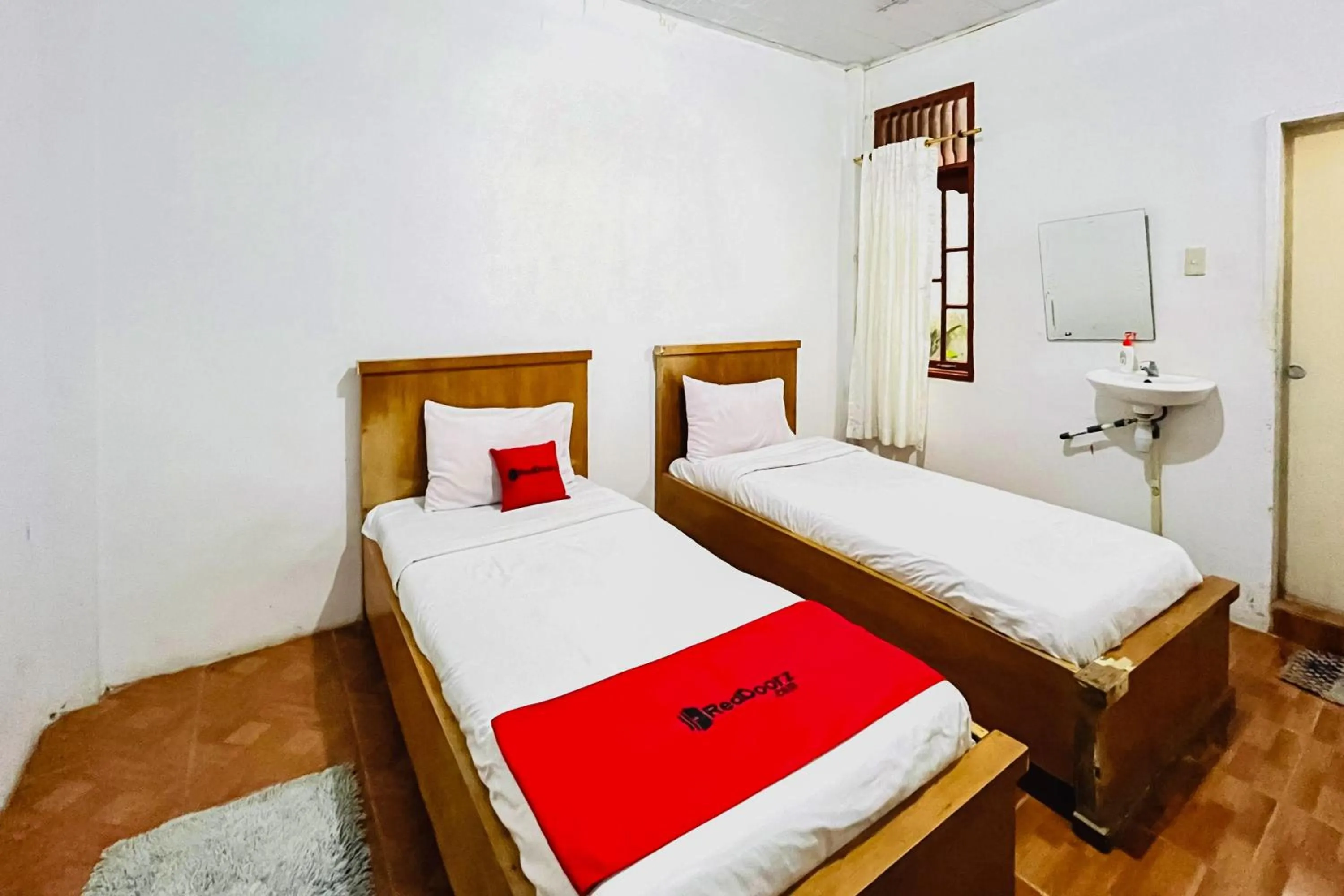 Bedroom, Bed in RedDoorz at Serdika Pavilion Berastagi
