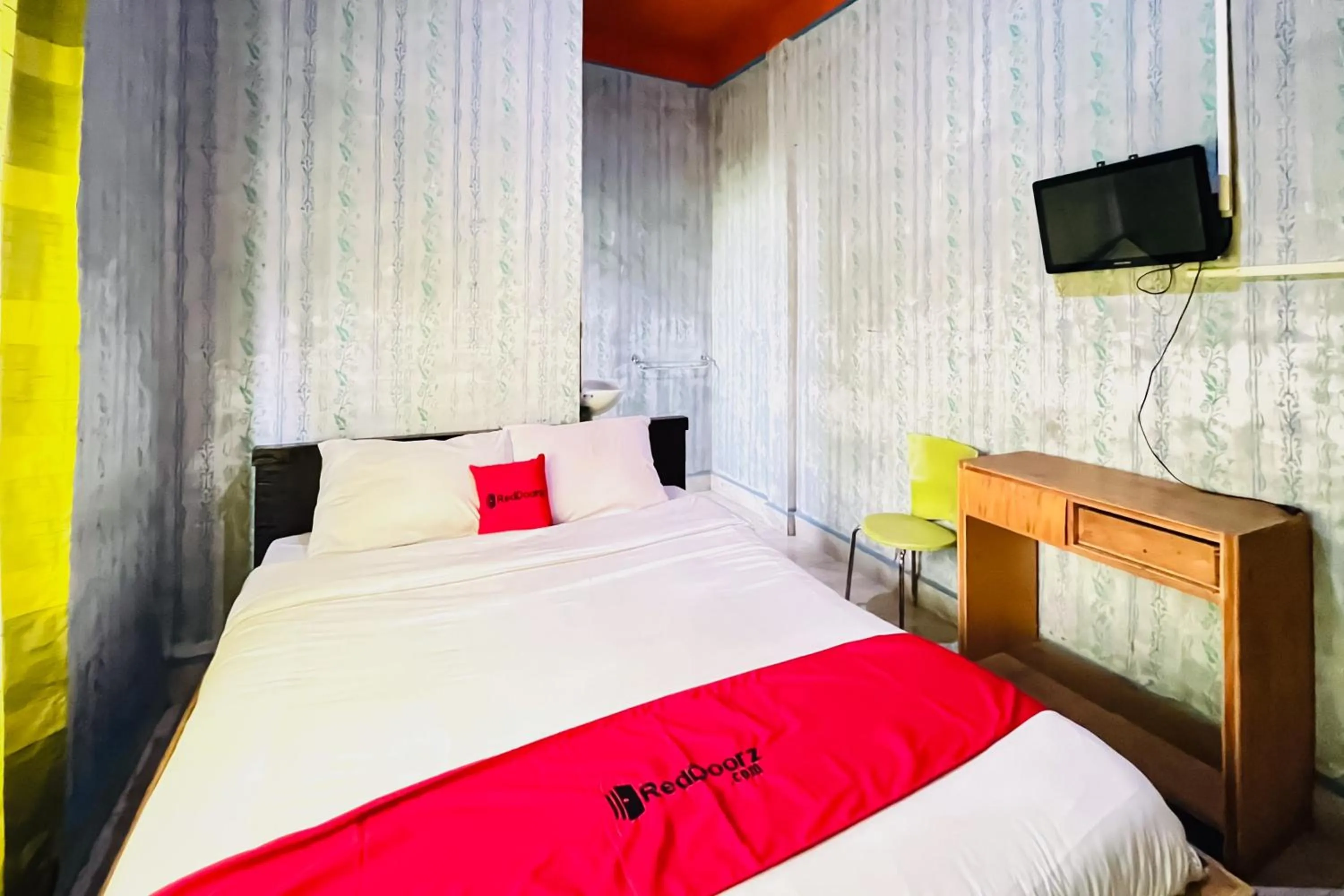 Bedroom, Bed in RedDoorz at Serdika Pavilion Berastagi