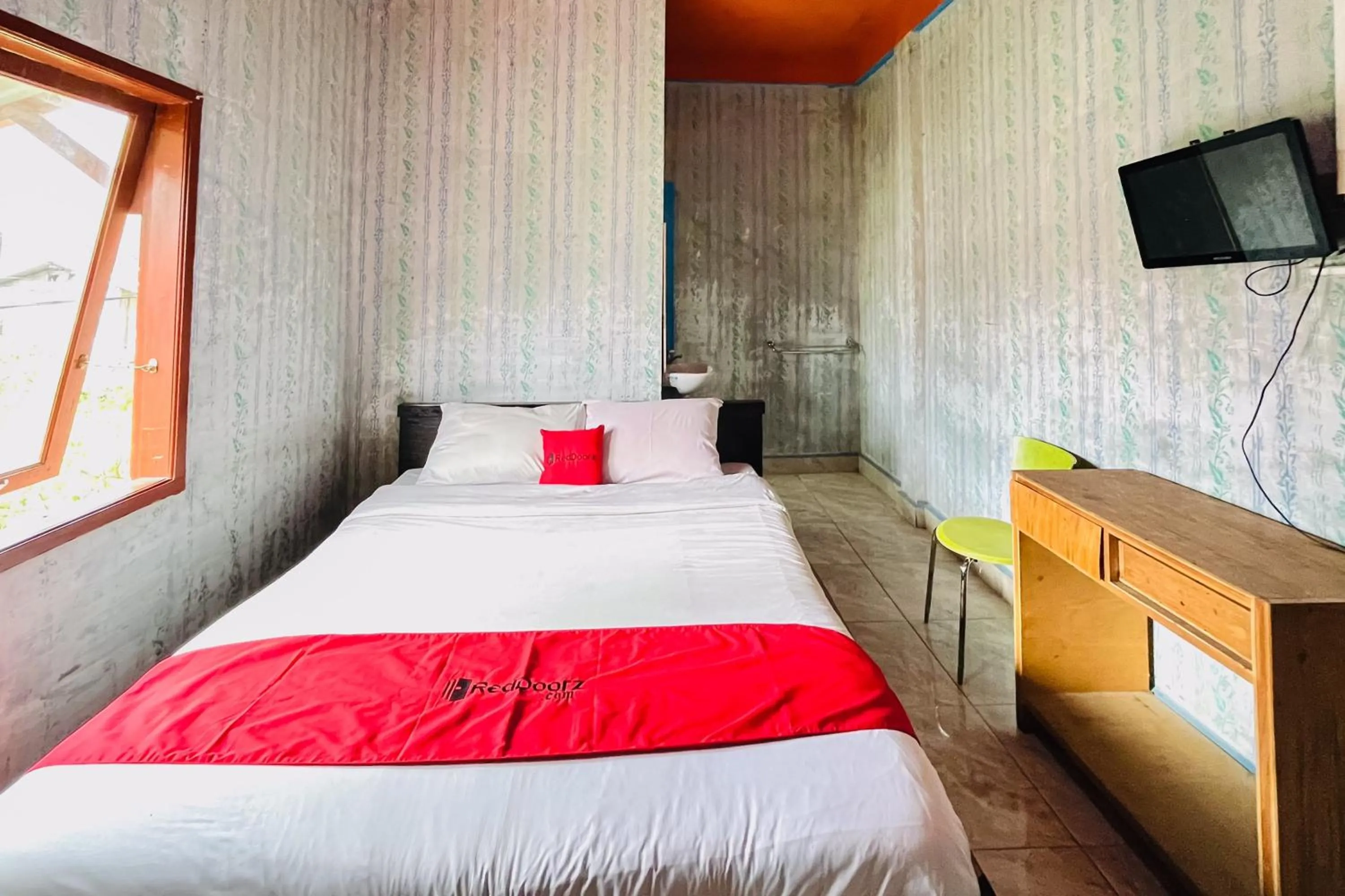 Bedroom, Bed in RedDoorz at Serdika Pavilion Berastagi