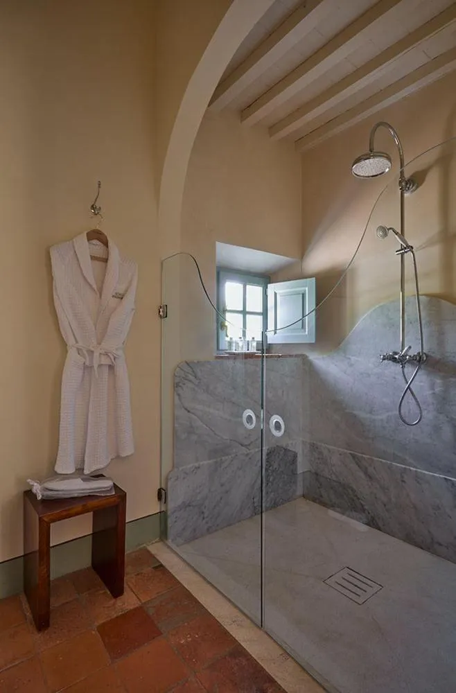 Shower in Borgo Pignano Volterra Tuscany