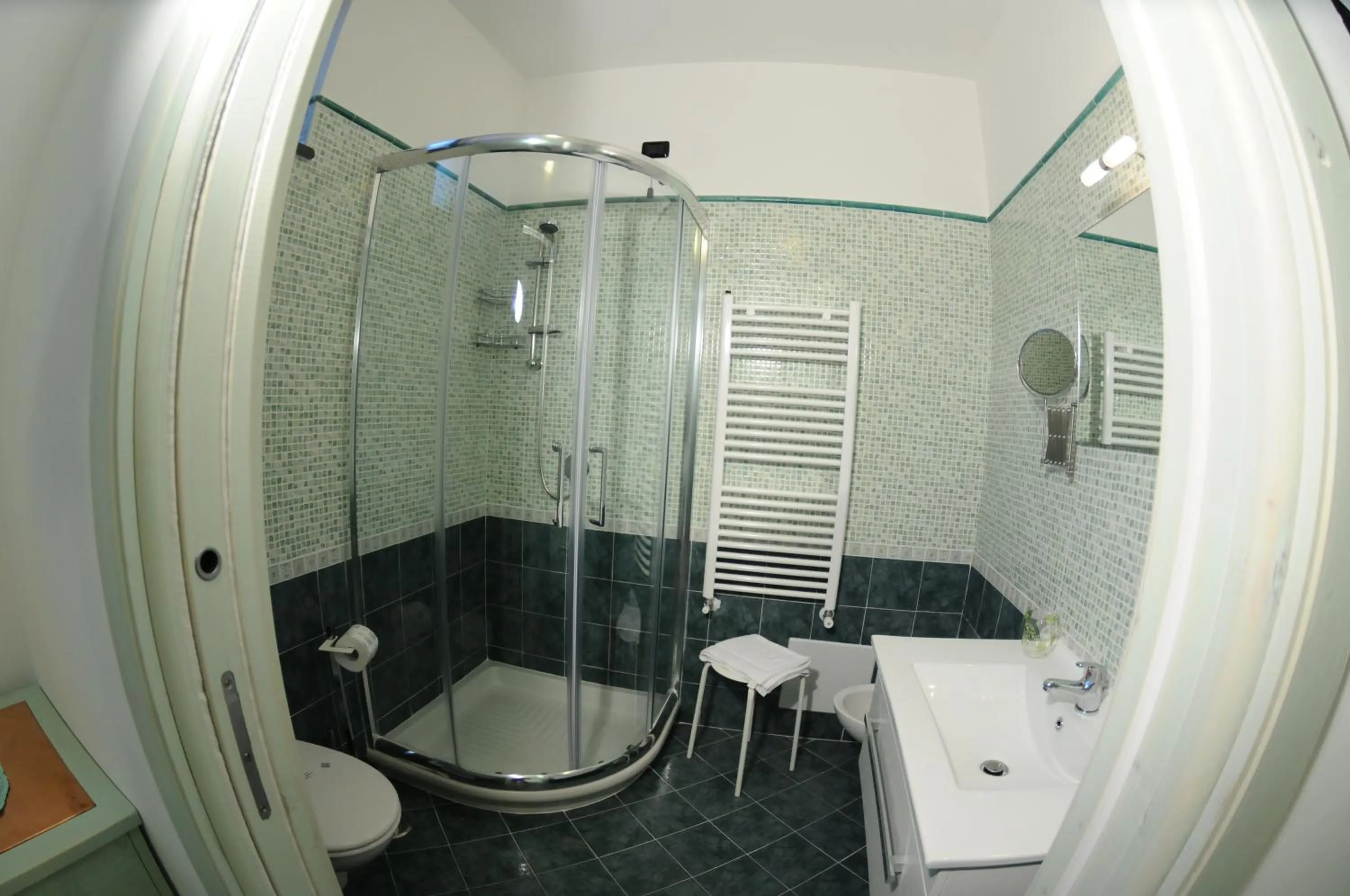 Shower in A 2 Passi Dagli Dei