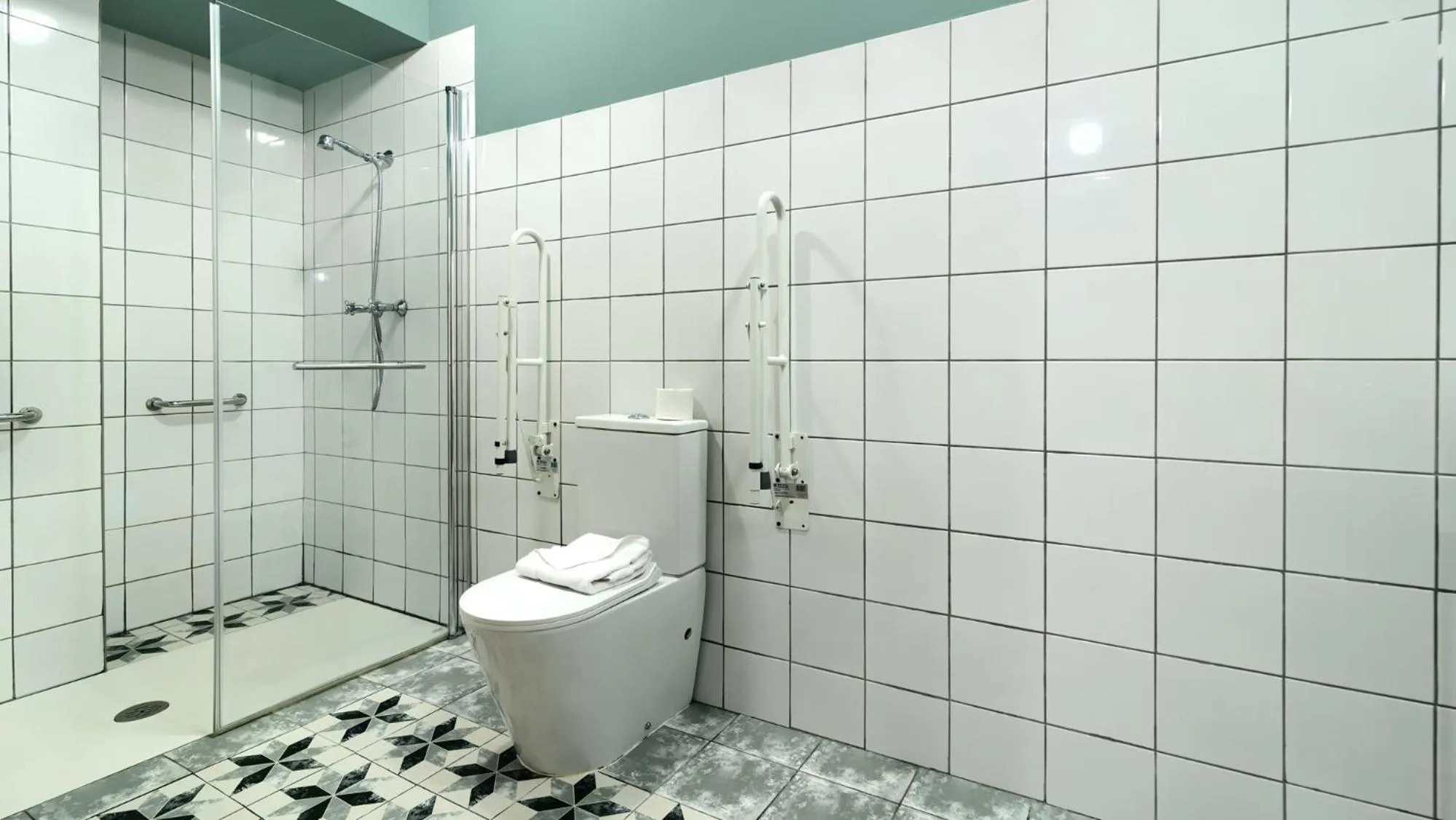 Shower in Hografic Hotel