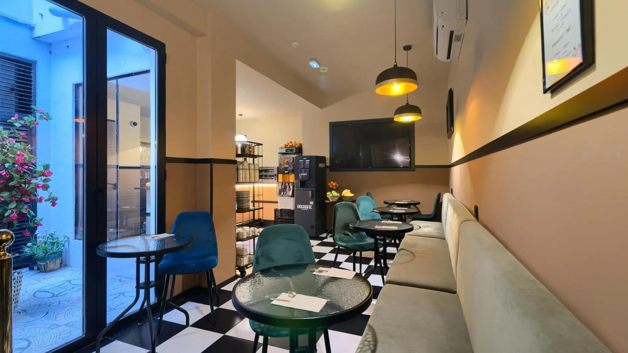 Restaurant/places to eat in Hografic Hotel