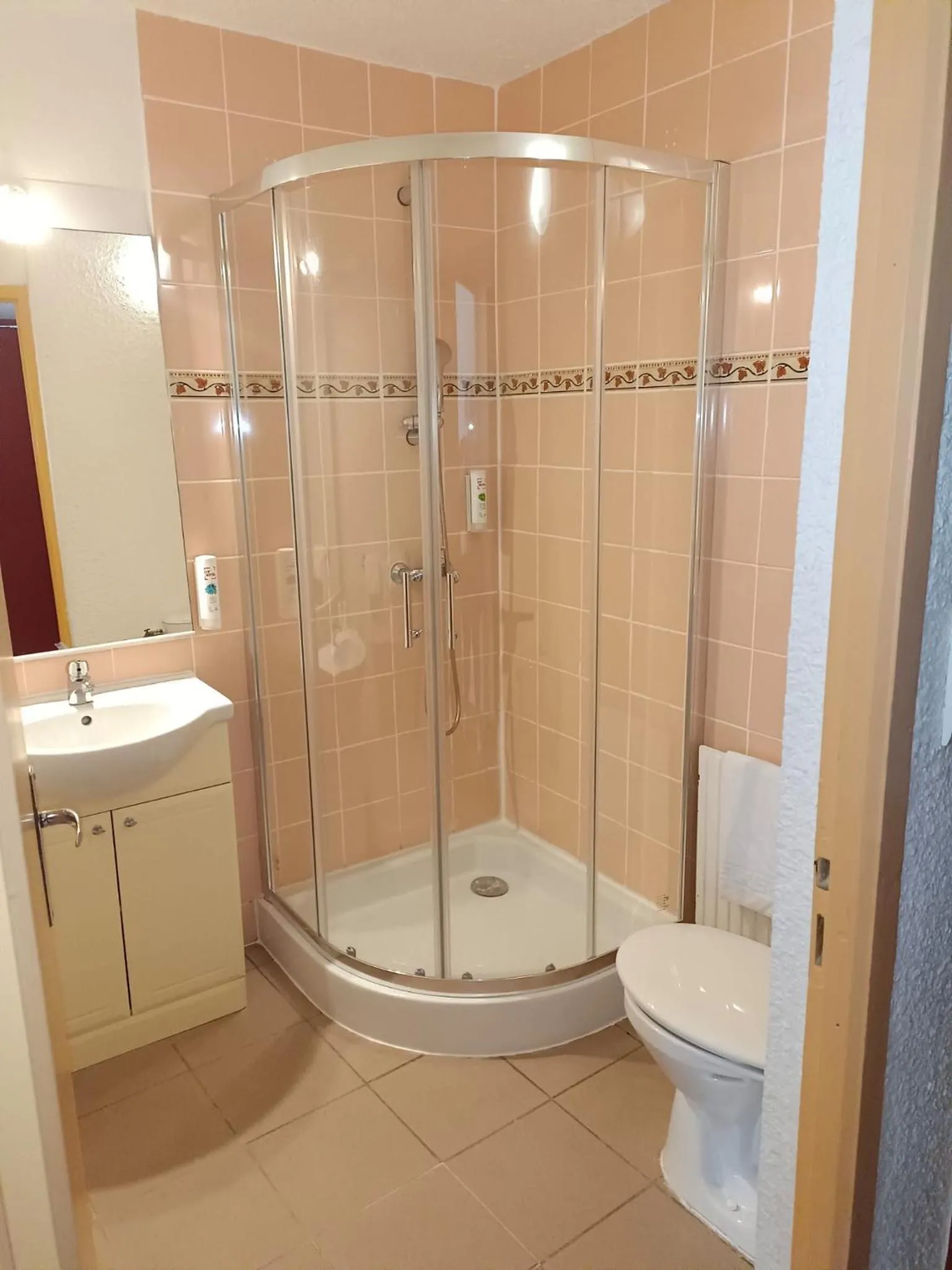 Shower in Cit'Hotel du Tigre