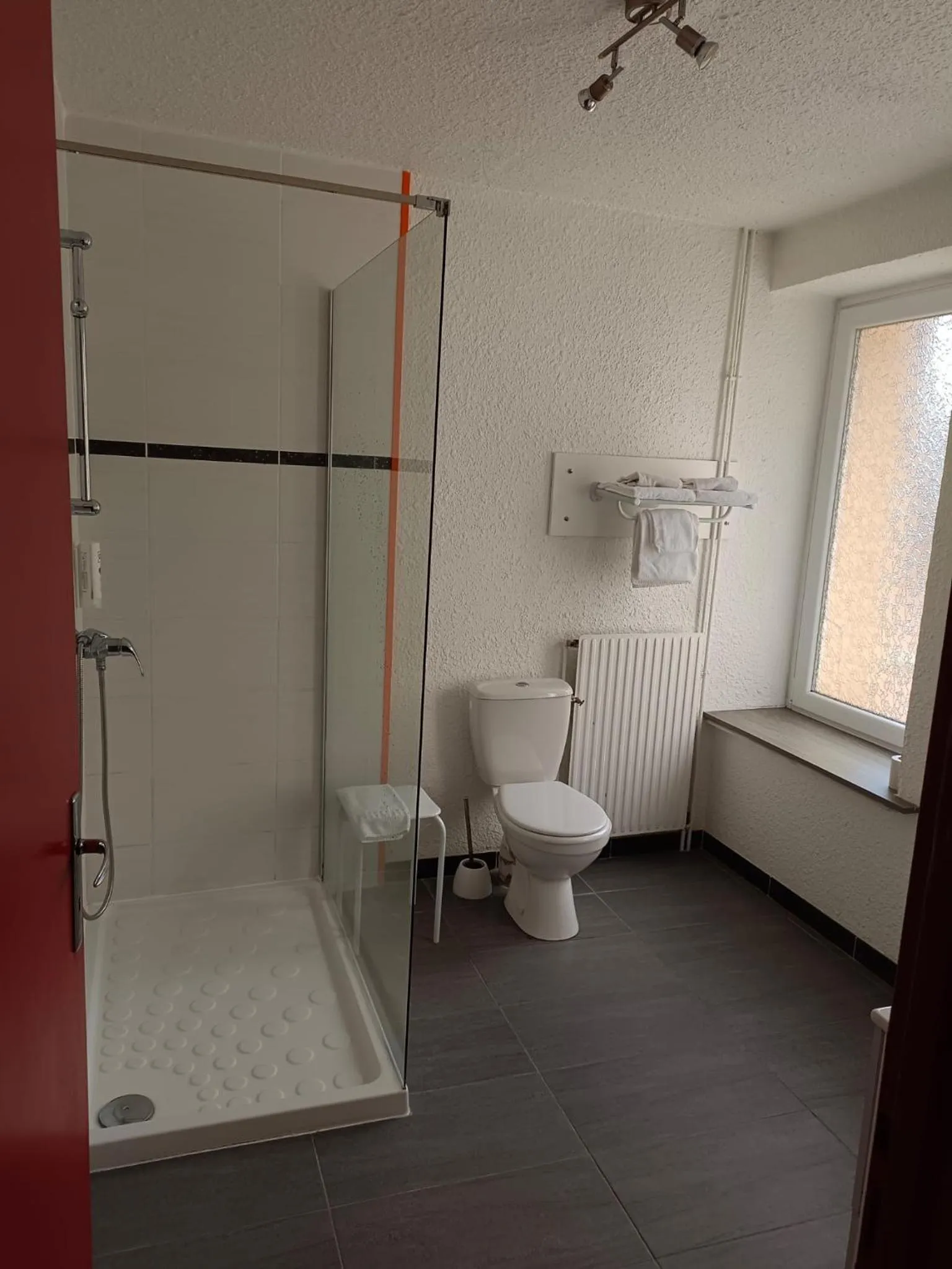 Shower in Cit'Hotel du Tigre