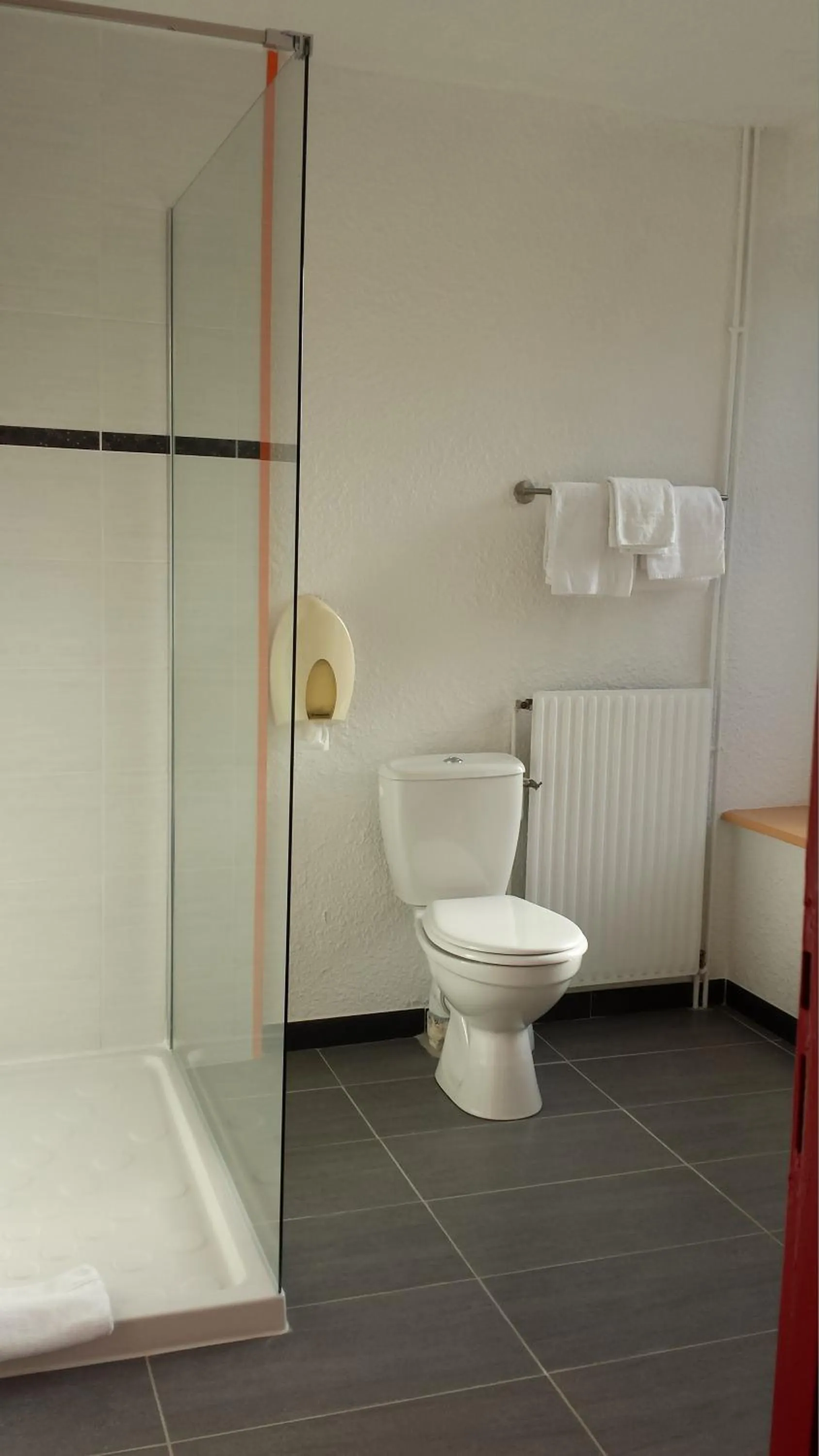 Toilet in Cit'Hotel du Tigre