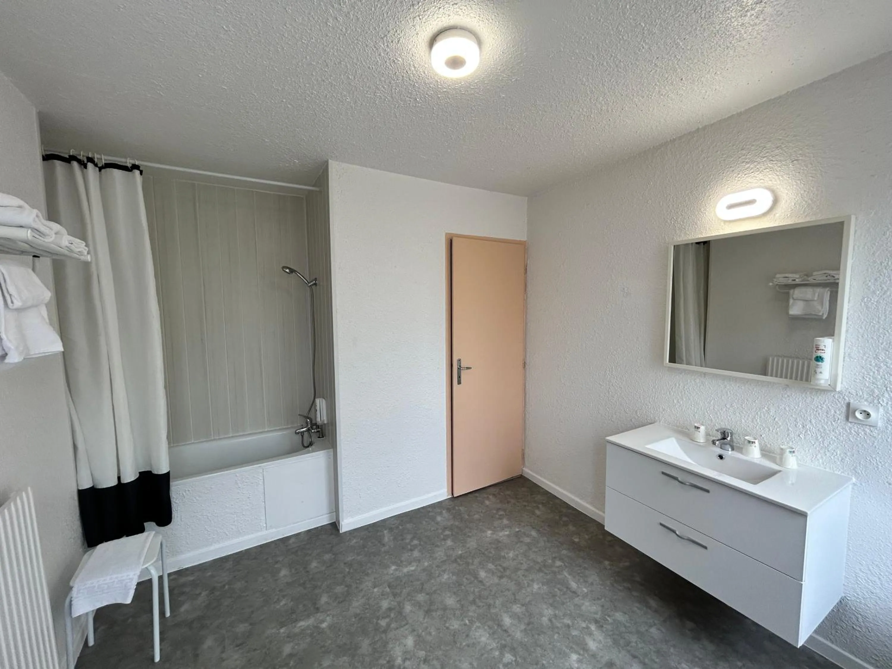 Bathroom in Cit'Hotel du Tigre