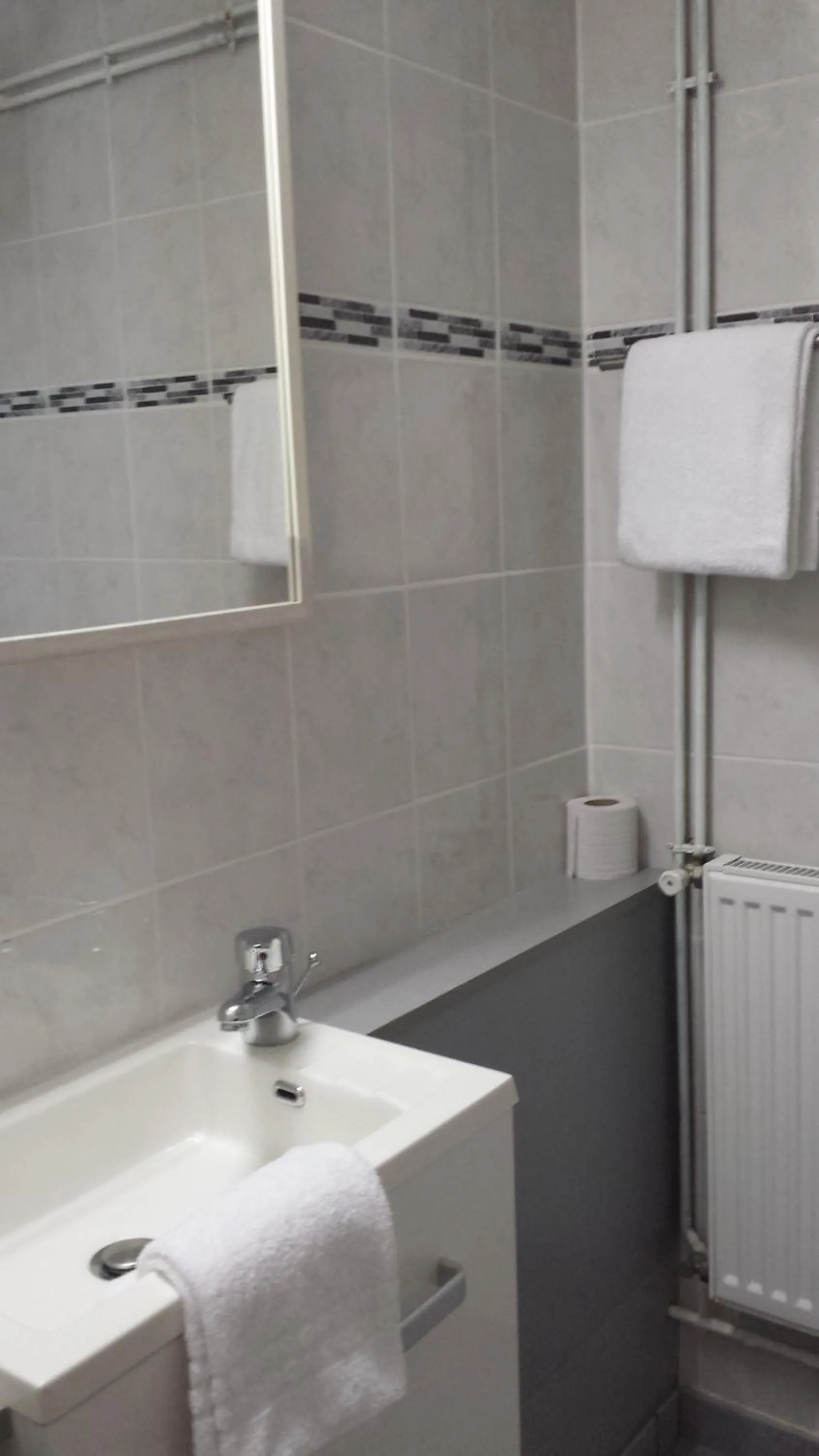 Bathroom in Cit'Hotel du Tigre