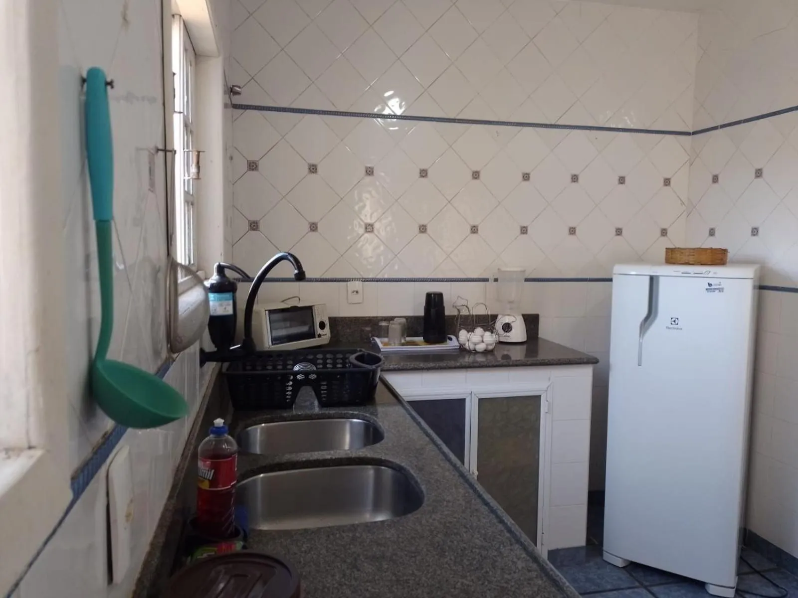 Kitchen or kitchenette in DUNAS BEACH - (Praia de Dunas e Forte) - Arejado e luminoso com amplo espaço esterno e churrasqueira.