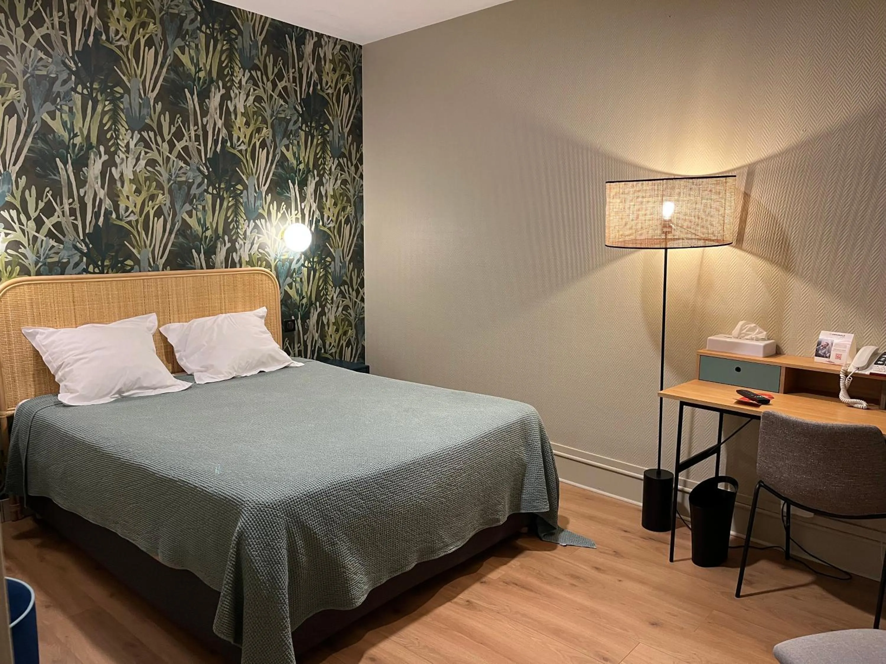 Bed in The Originals Boutique, Hôtel La Villa Marine, Le Tréport