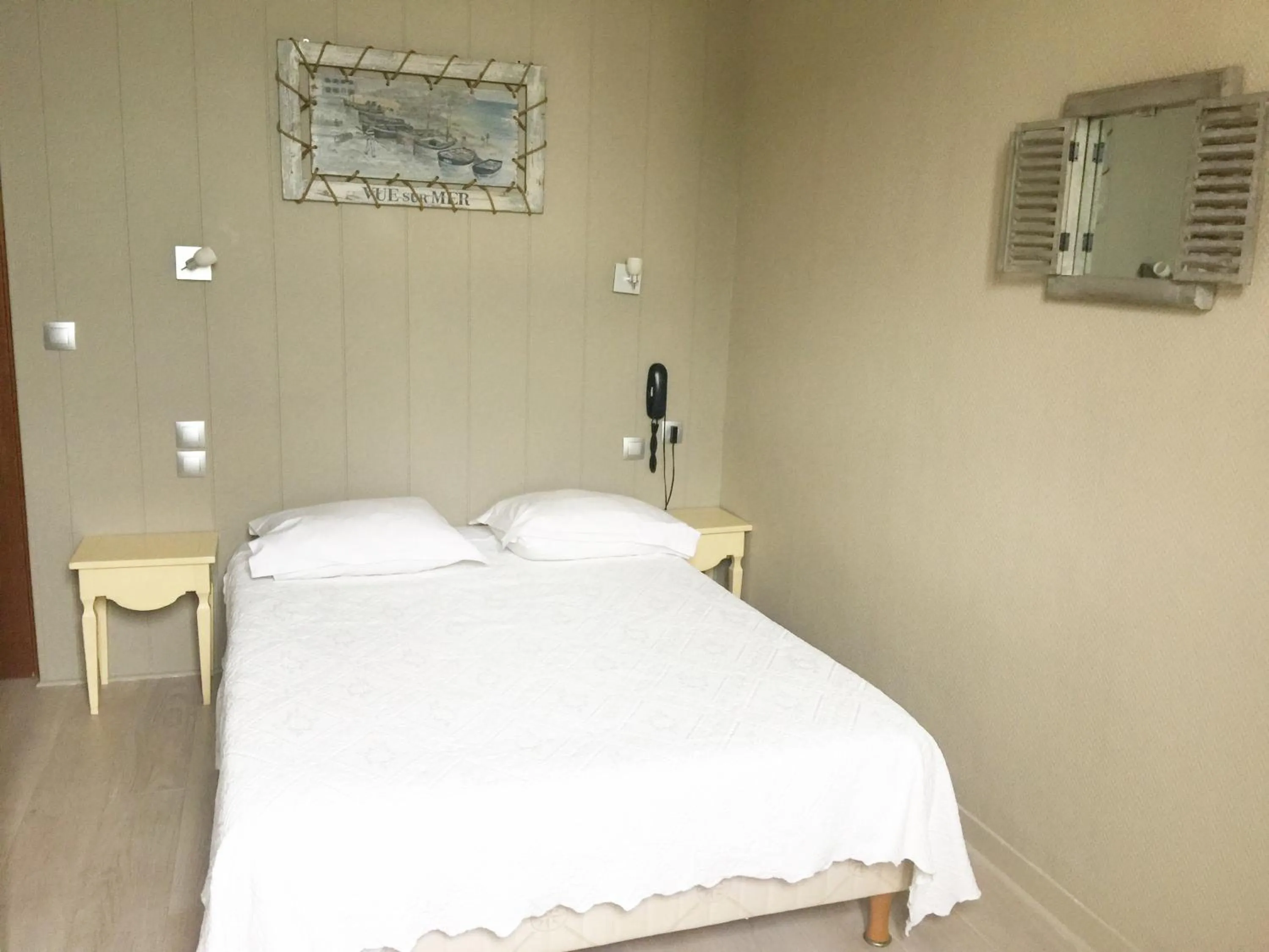 Bed in The Originals Boutique, Hôtel La Villa Marine, Le Tréport