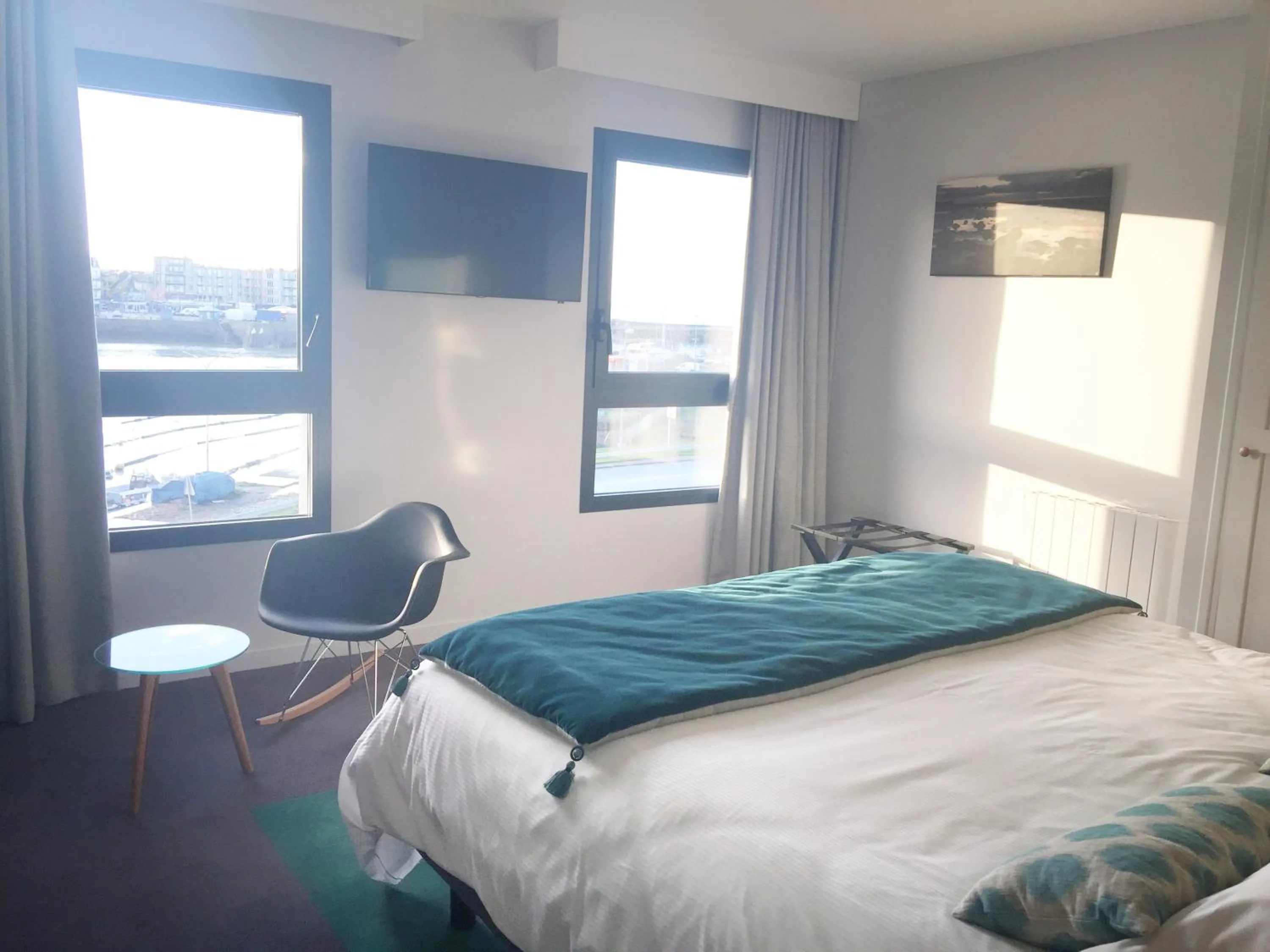 Shower, Bed in The Originals Boutique, Hôtel La Villa Marine, Le Tréport