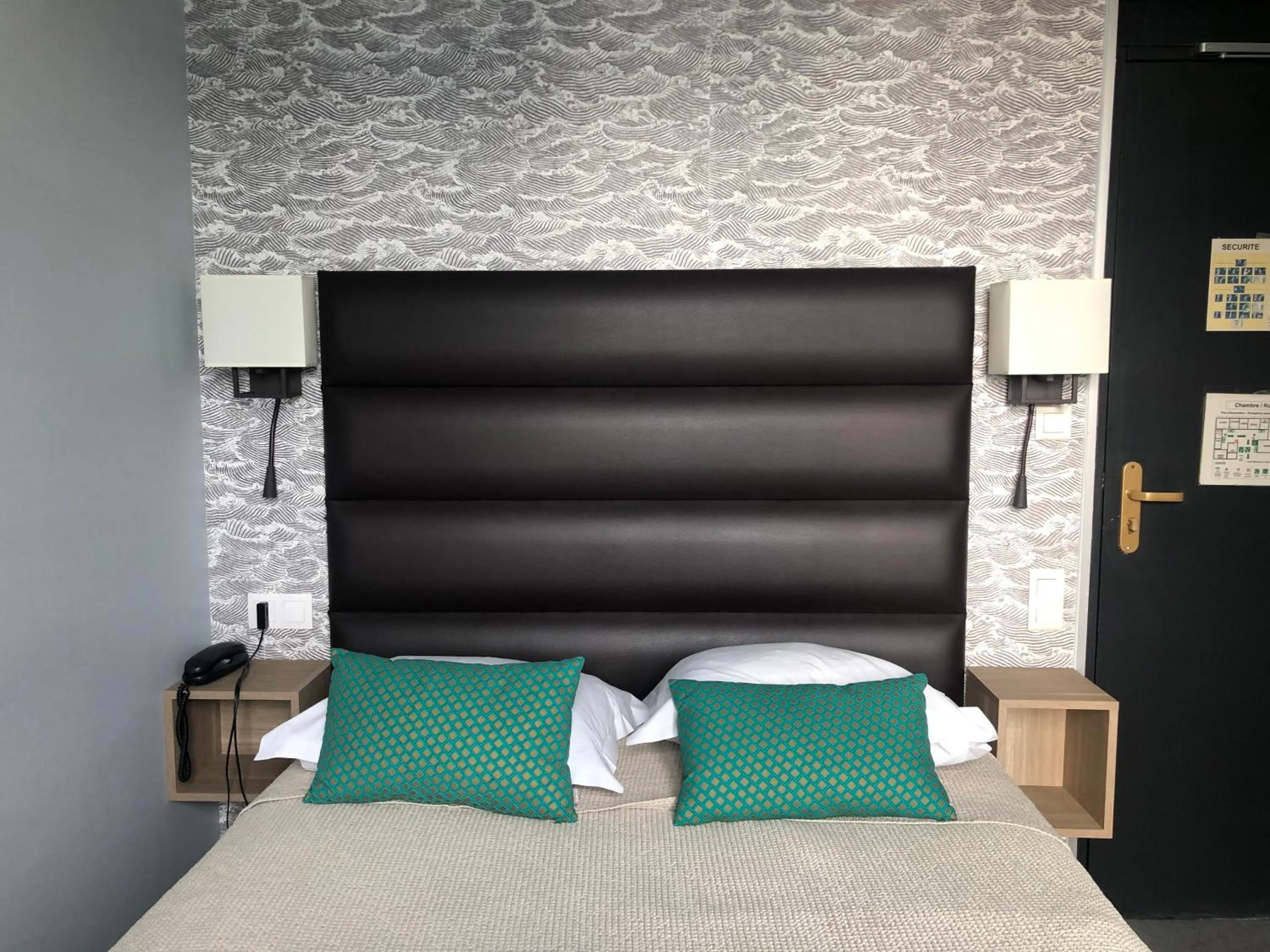 Bed in The Originals Boutique, Hôtel La Villa Marine, Le Tréport