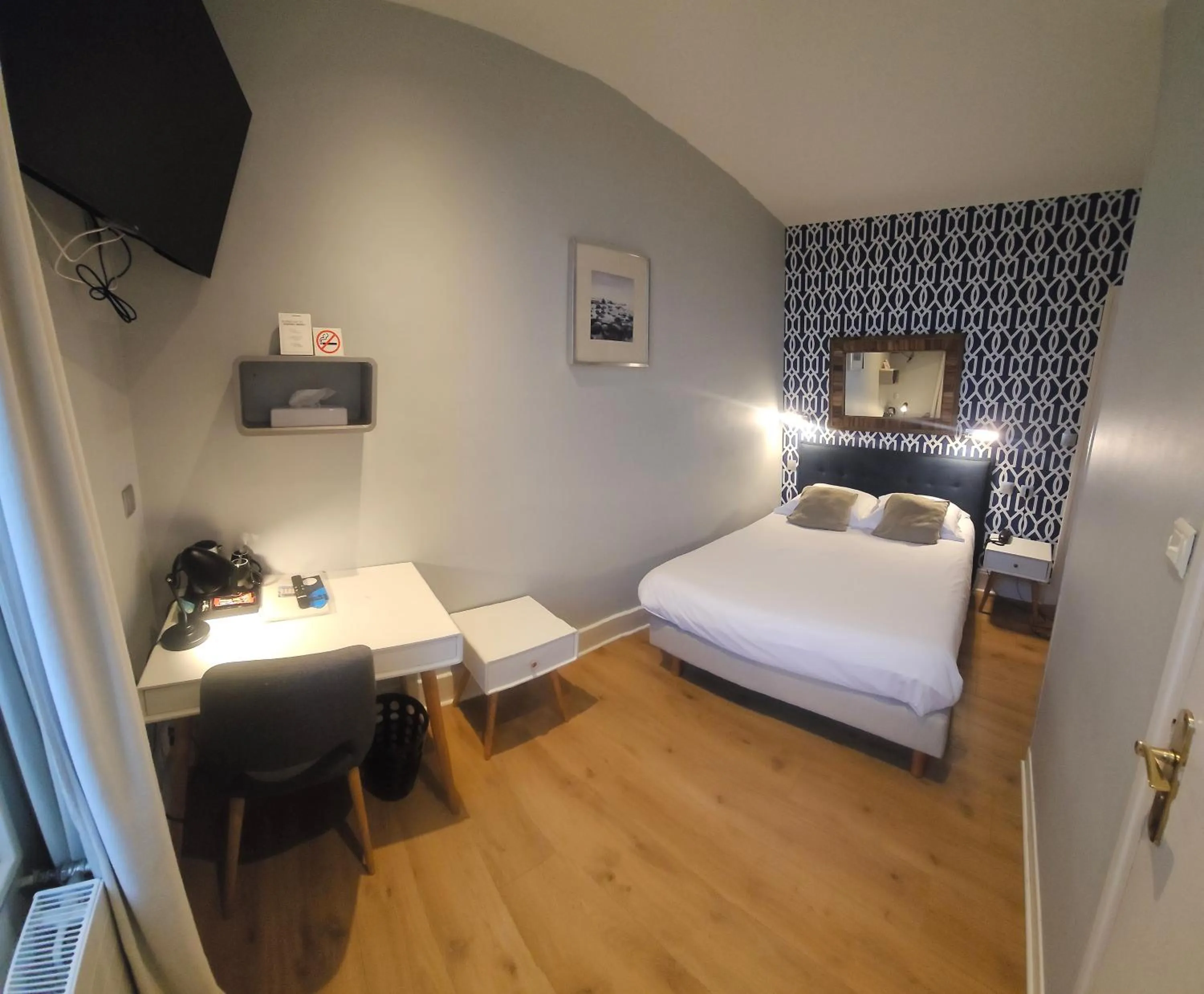 Bed in The Originals Boutique, Hôtel La Villa Marine, Le Tréport