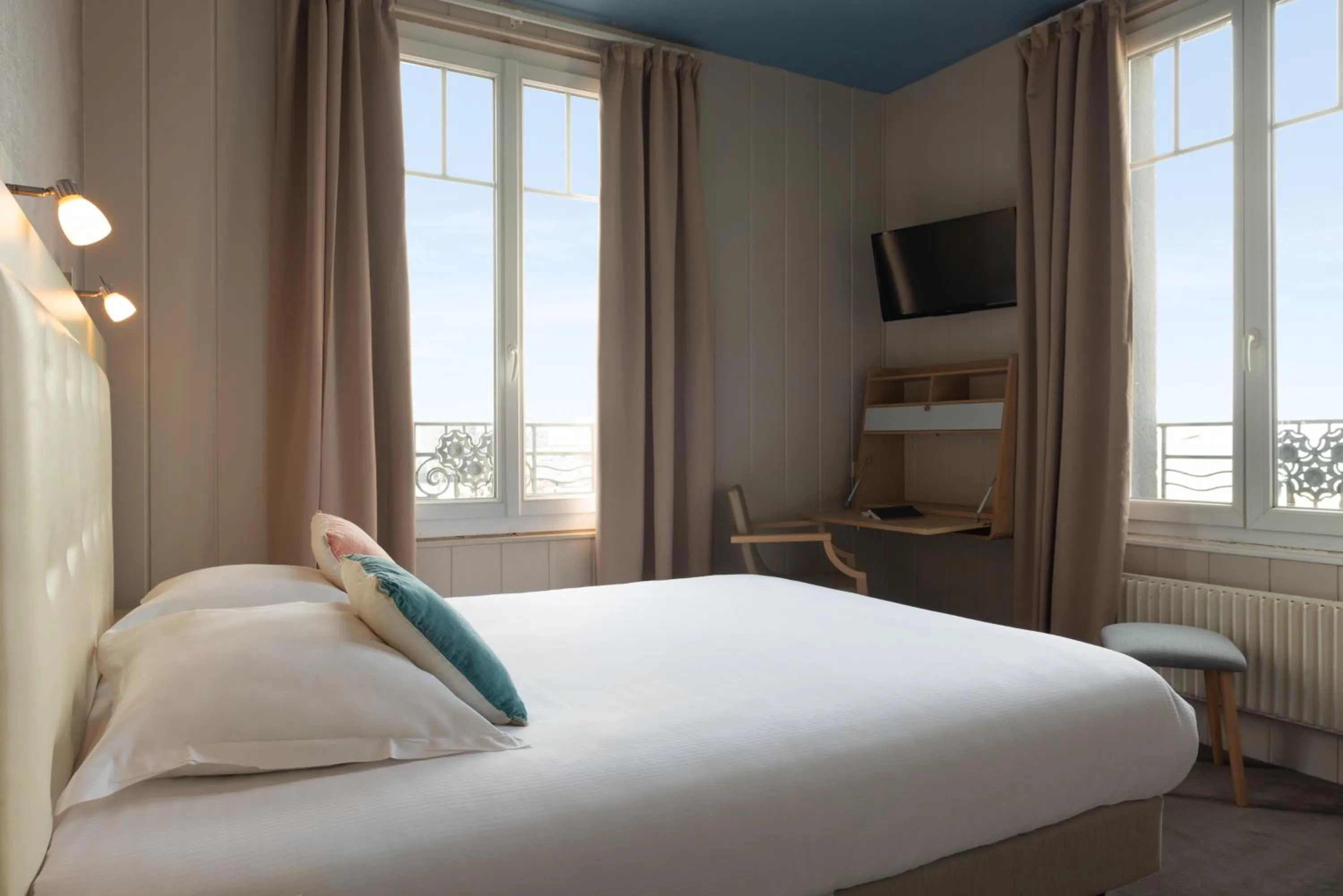 Bed in The Originals Boutique, Hôtel La Villa Marine, Le Tréport