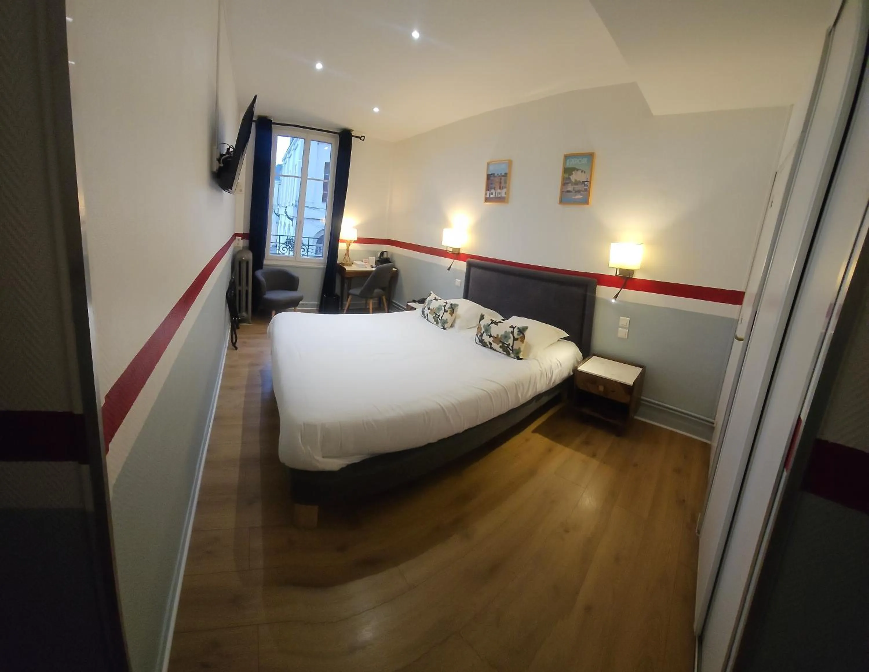 Bed in The Originals Boutique, Hôtel La Villa Marine, Le Tréport