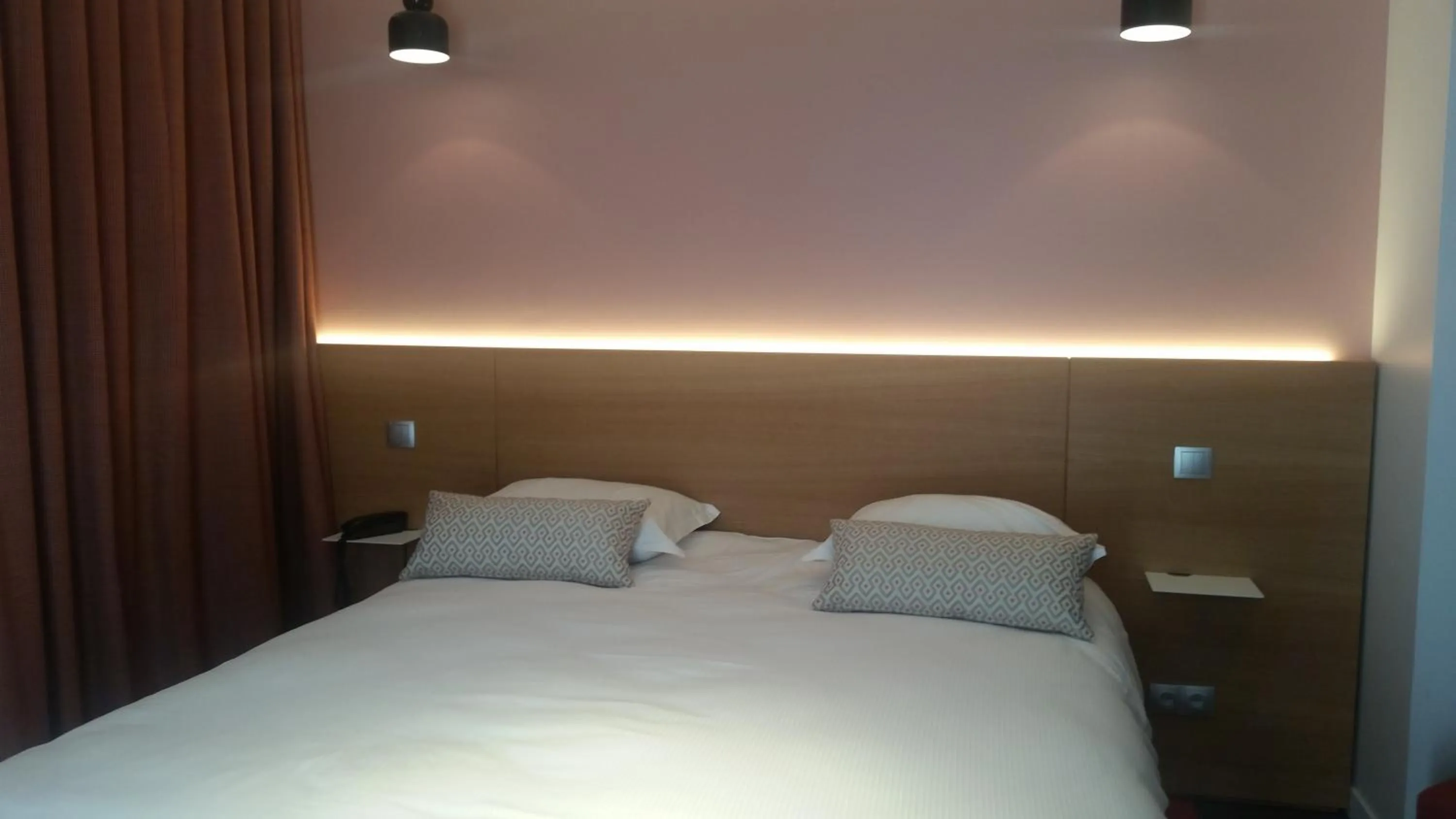 Bed in The Originals Boutique, Hôtel La Villa Marine, Le Tréport