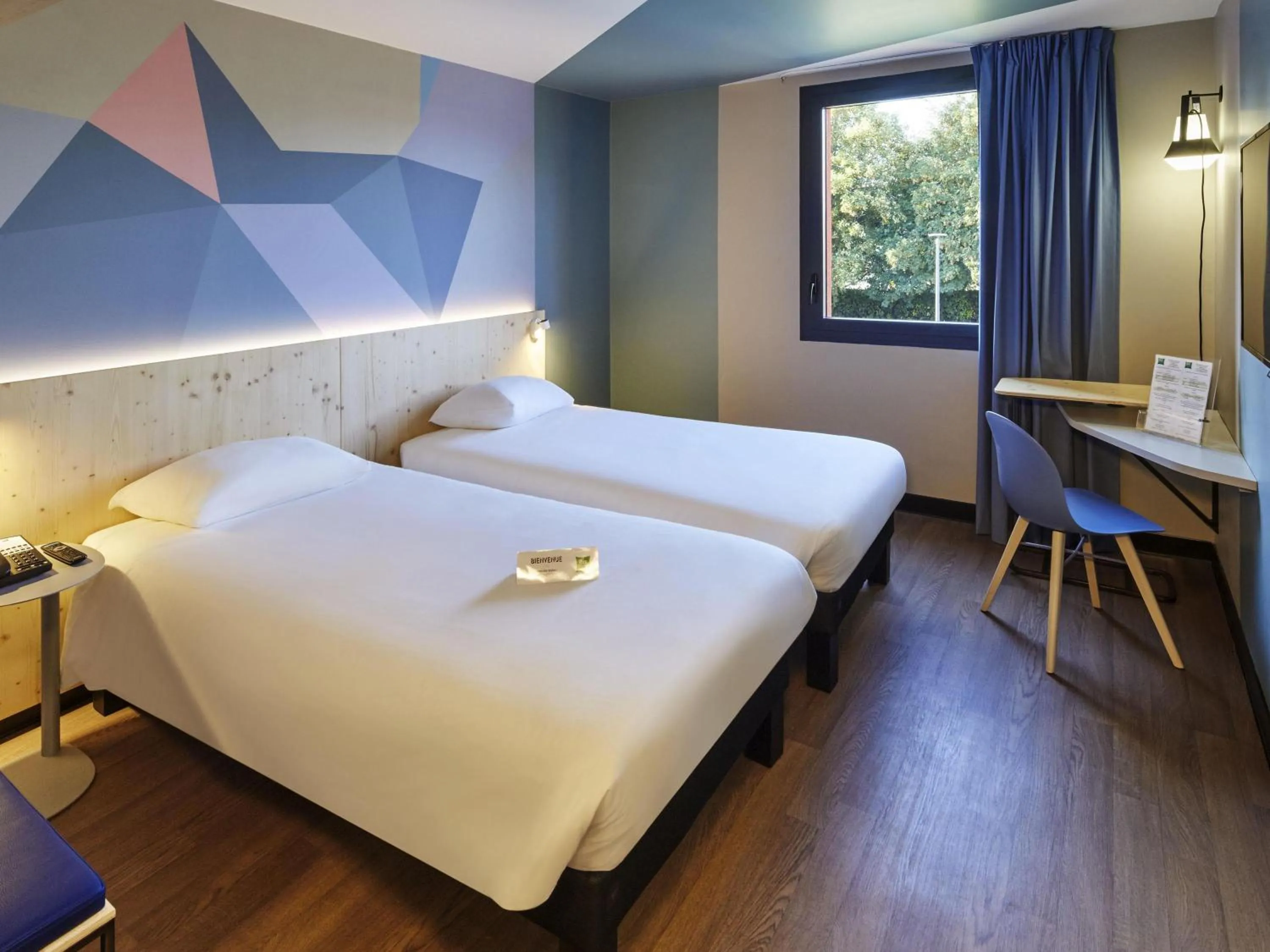 Bedroom, Bed in ibis Styles Evry Lisses