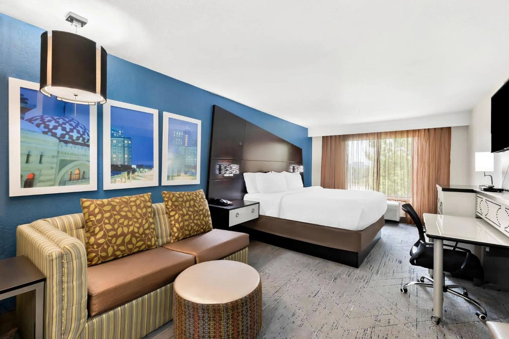 Photo of the whole room, Bed in Holiday Inn Express Atlanta Galleria-Ballpark Area by IHG