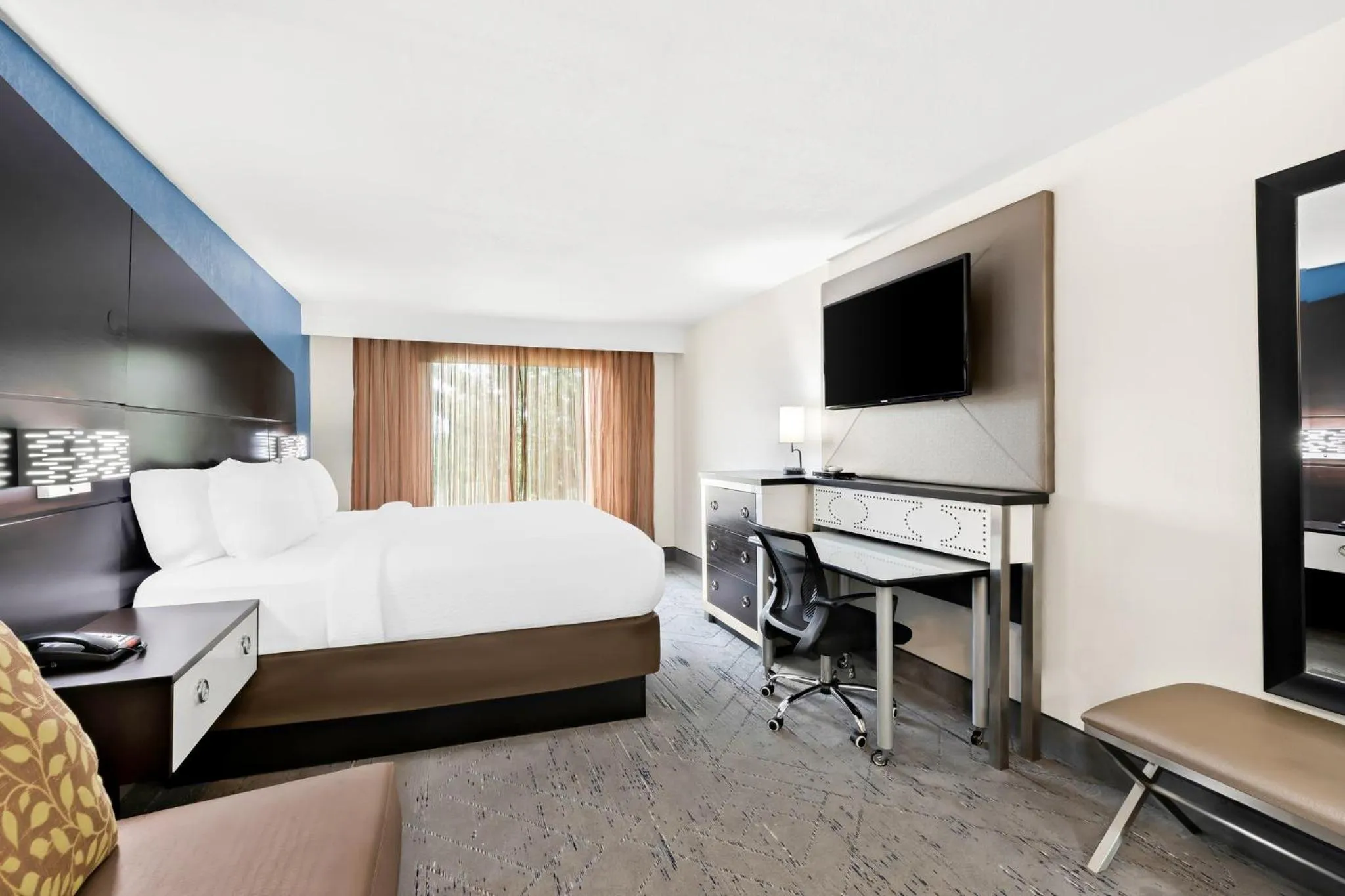 Photo of the whole room, Bed in Holiday Inn Express Atlanta Galleria-Ballpark Area by IHG