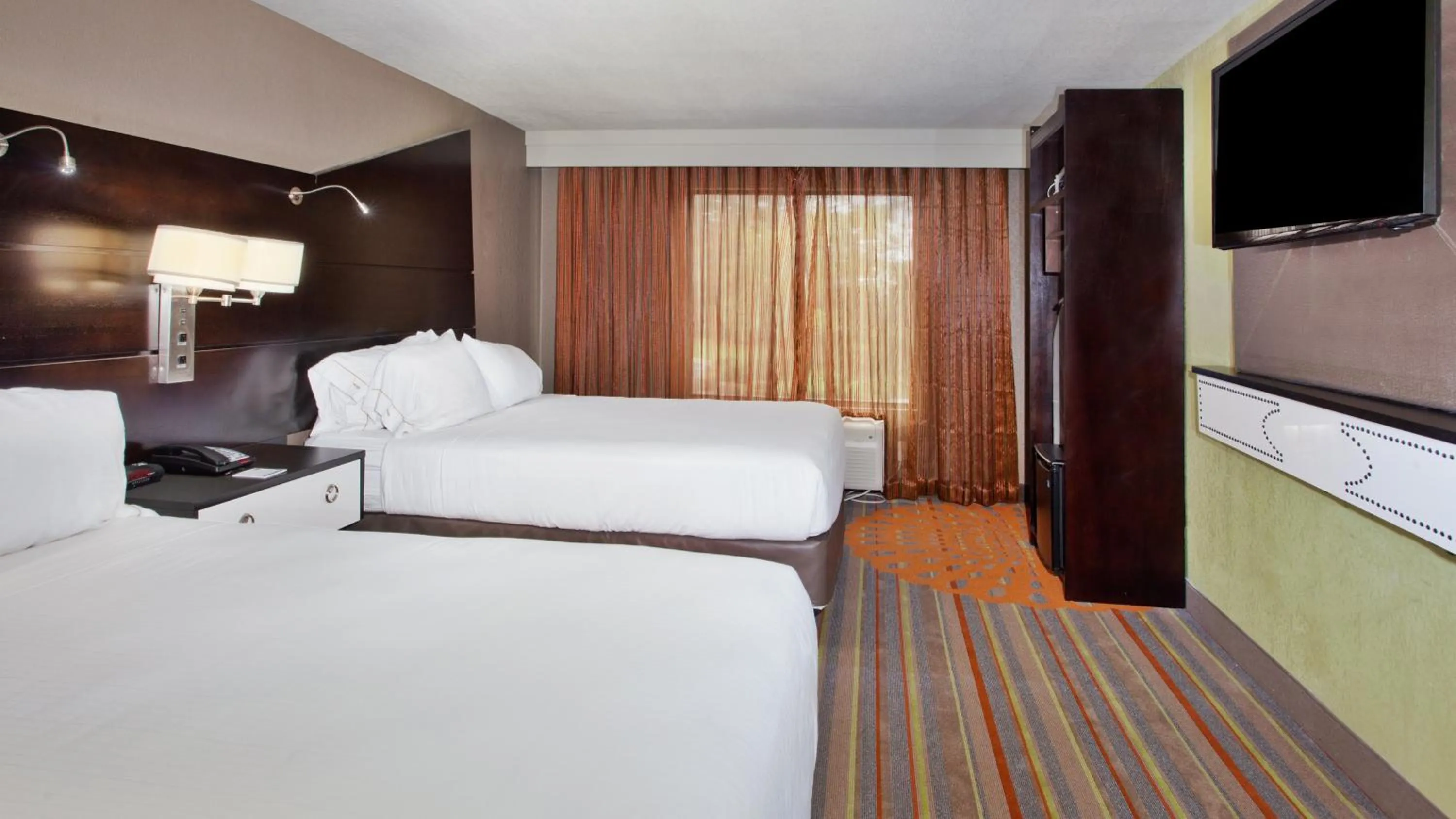 Photo of the whole room, Bed in Holiday Inn Express Atlanta Galleria-Ballpark Area by IHG
