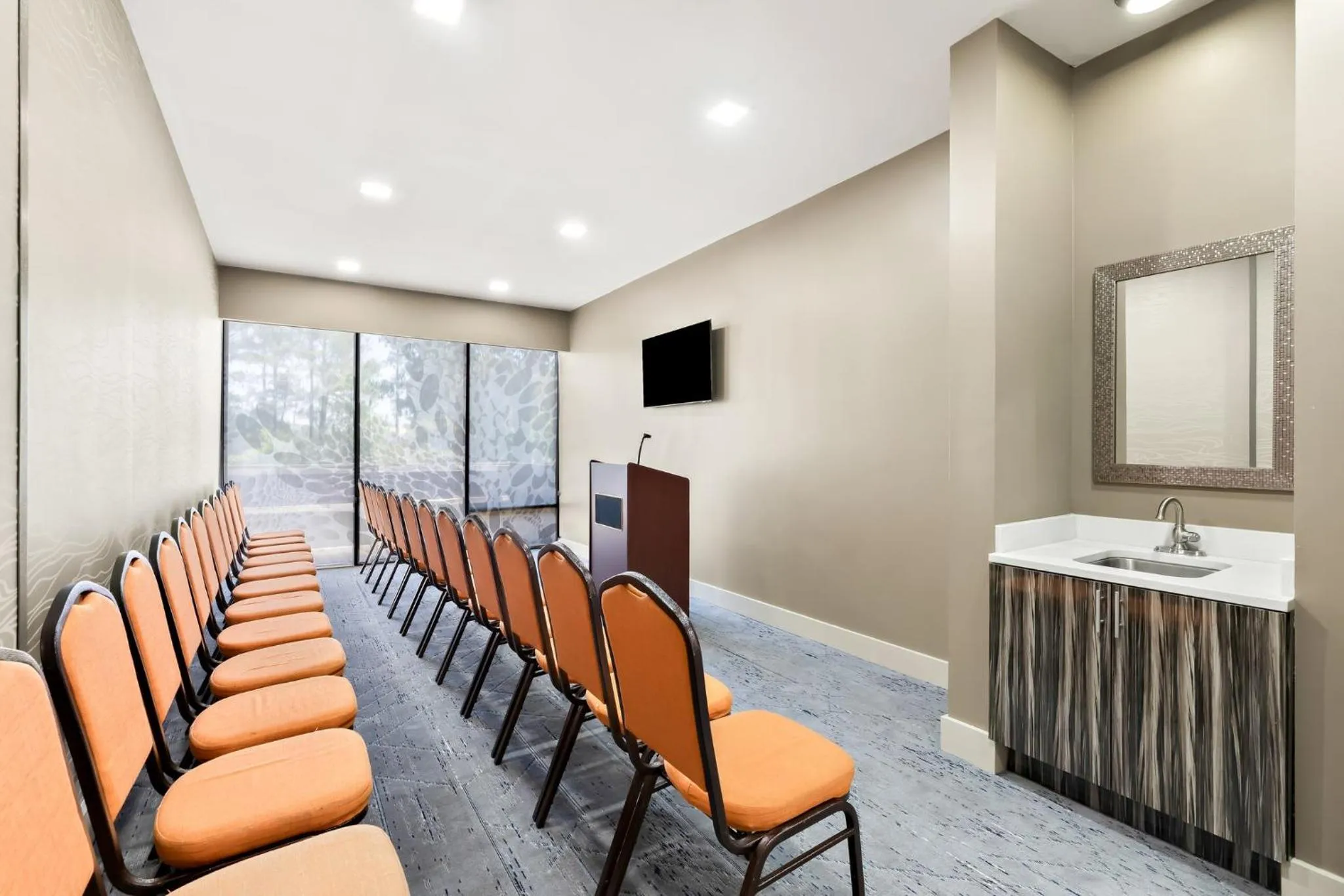 Meeting/conference room in Holiday Inn Express Atlanta Galleria-Ballpark Area by IHG