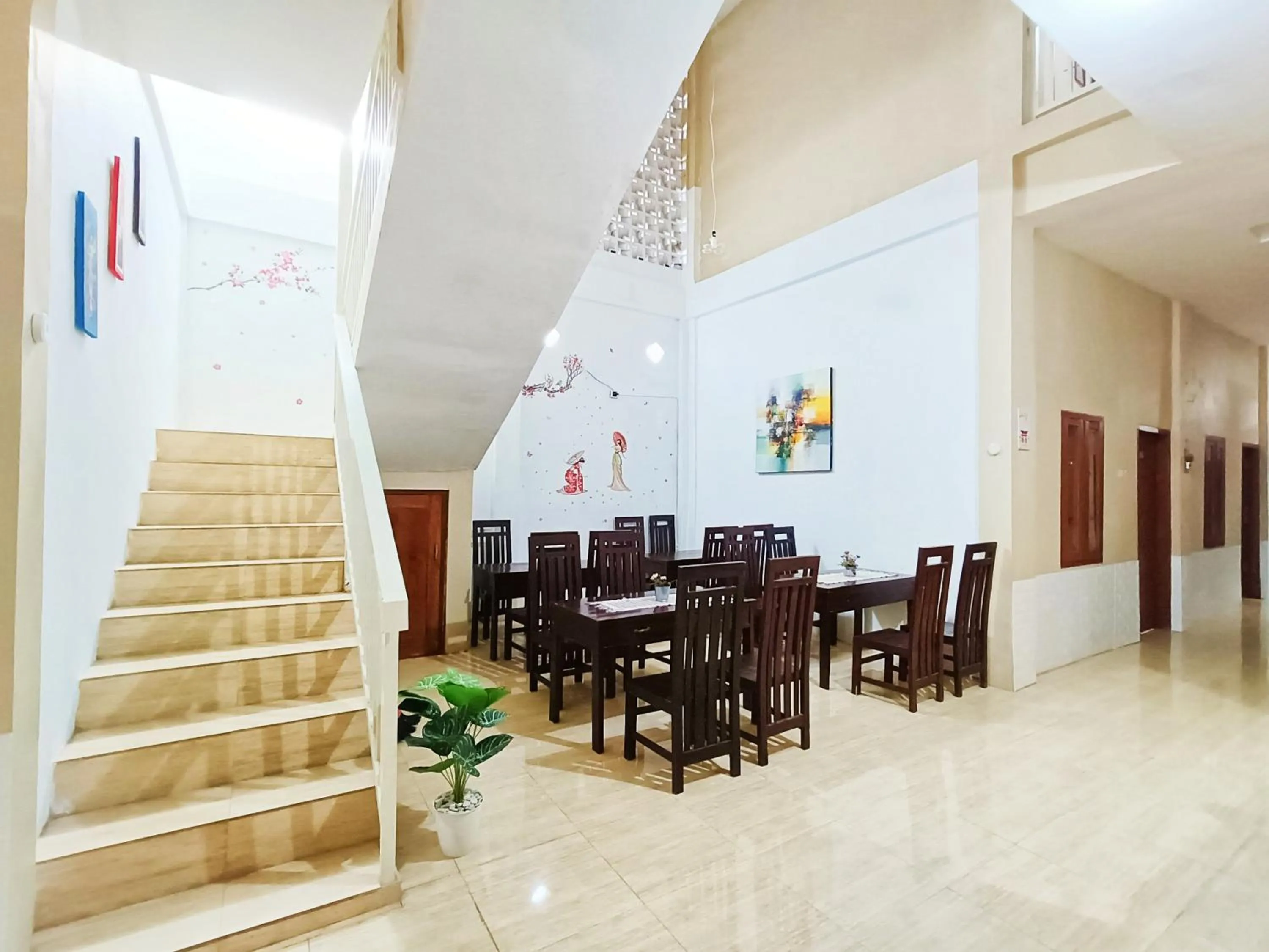 Seating area in RedDoorz Syariah near Universitas 17 Agustus Banyuwangi