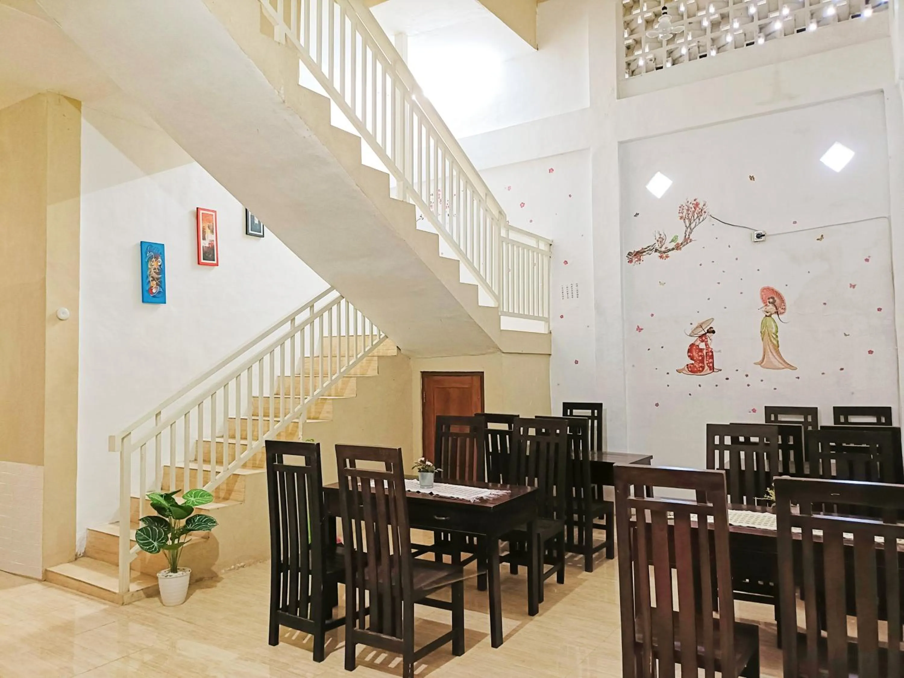 Seating area in RedDoorz Syariah near Universitas 17 Agustus Banyuwangi