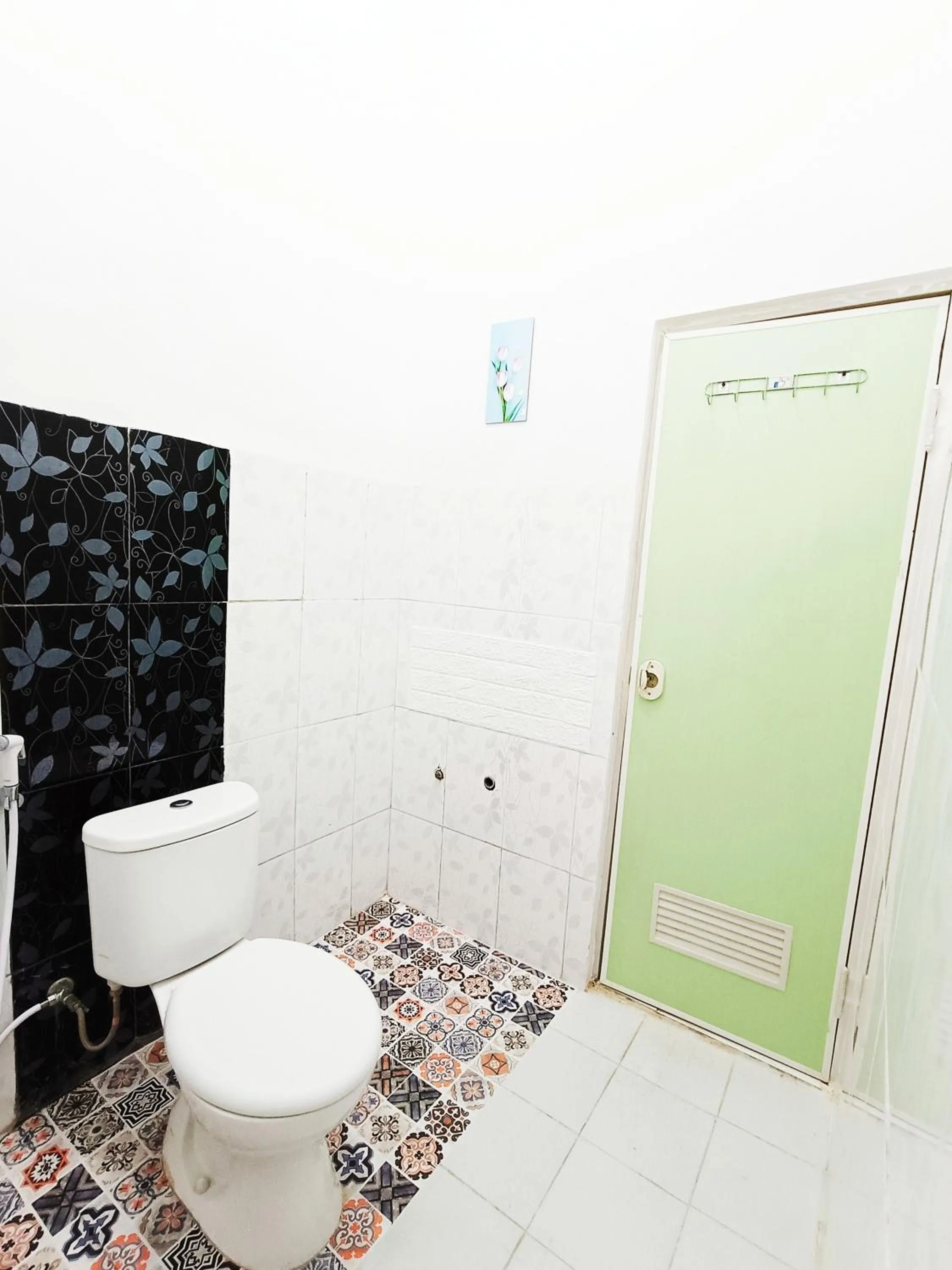 Bathroom in RedDoorz Syariah near Universitas 17 Agustus Banyuwangi