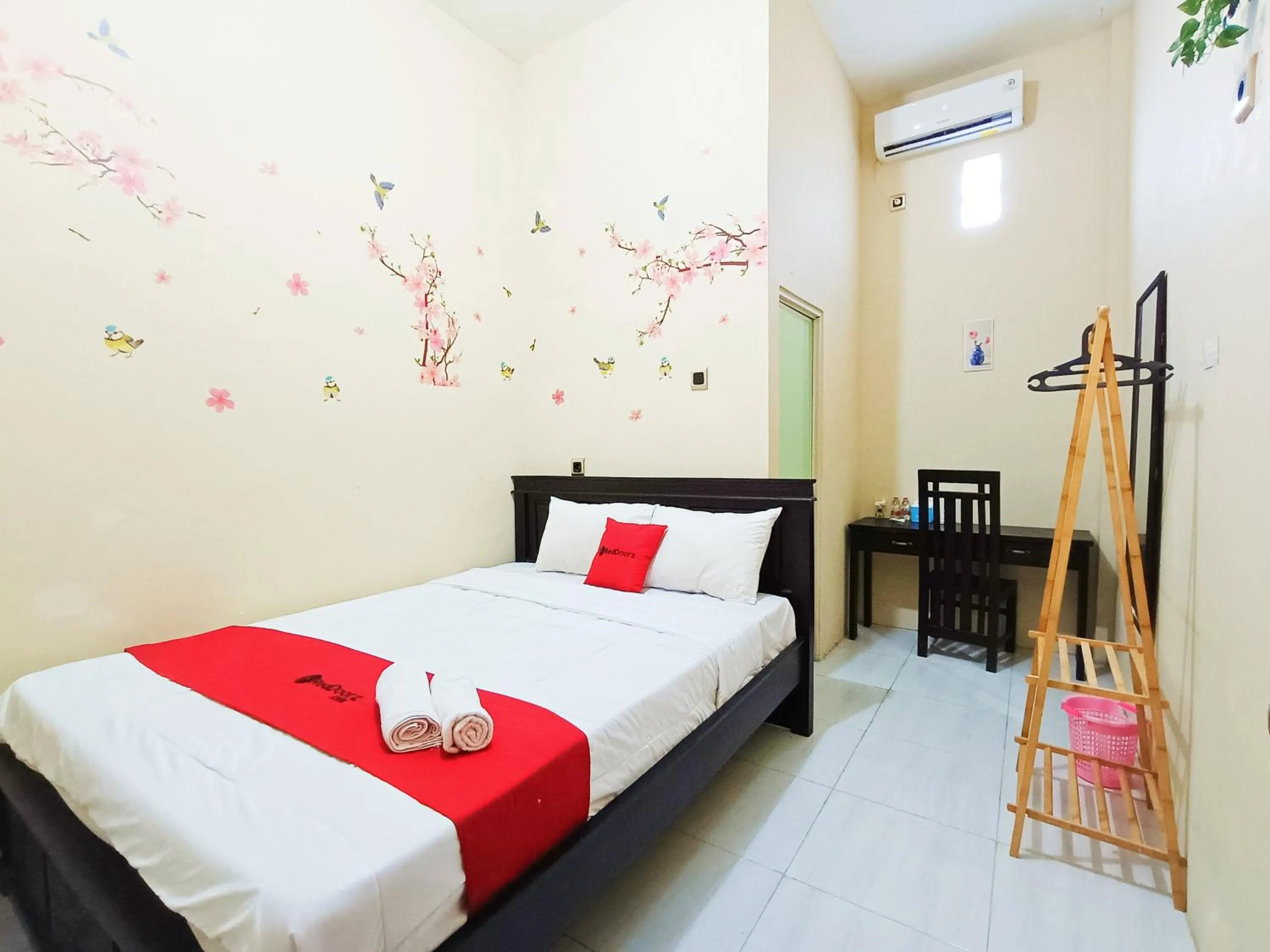 Bedroom, Bed in RedDoorz Syariah near Universitas 17 Agustus Banyuwangi