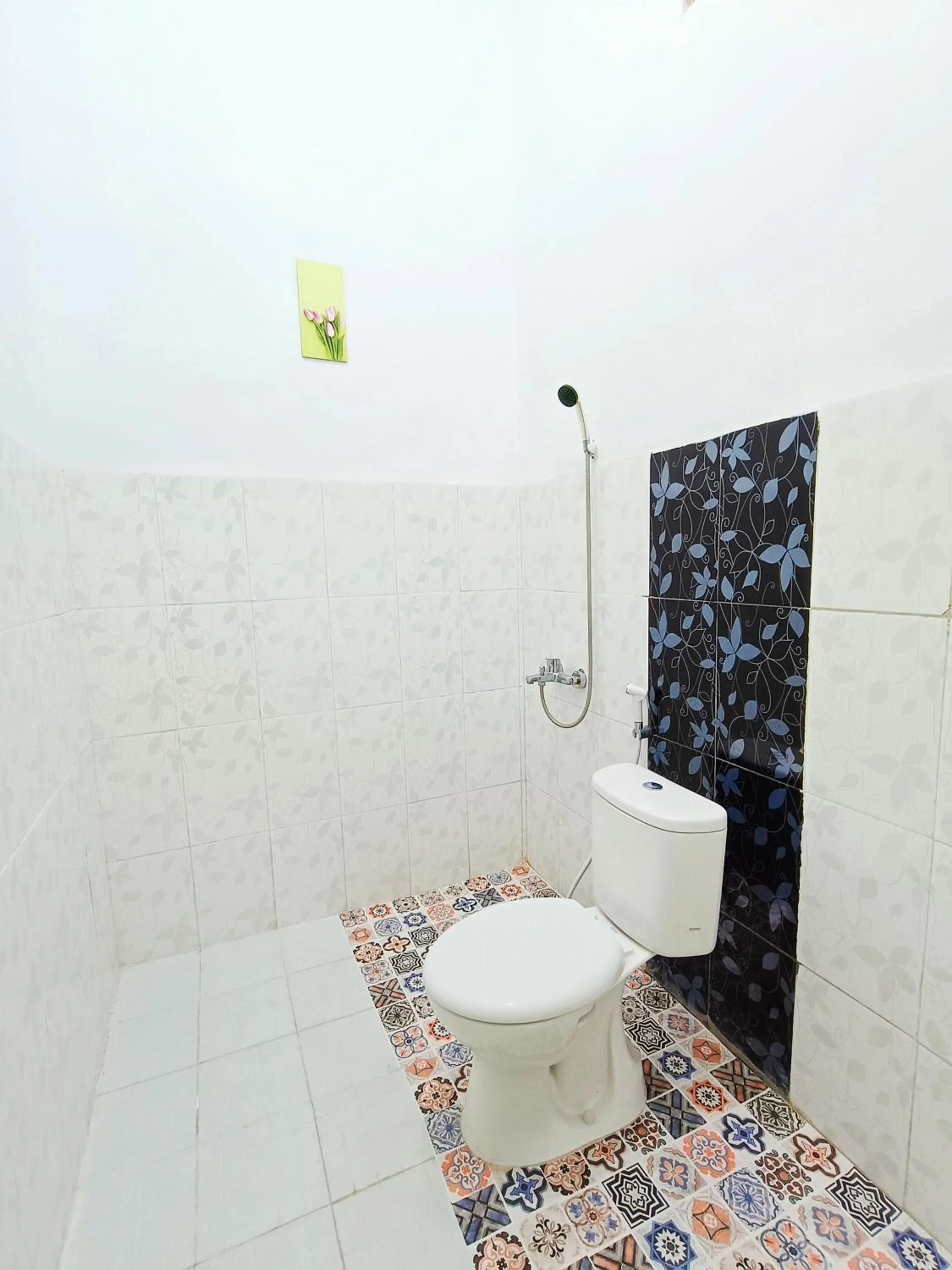 Bathroom in RedDoorz Syariah near Universitas 17 Agustus Banyuwangi