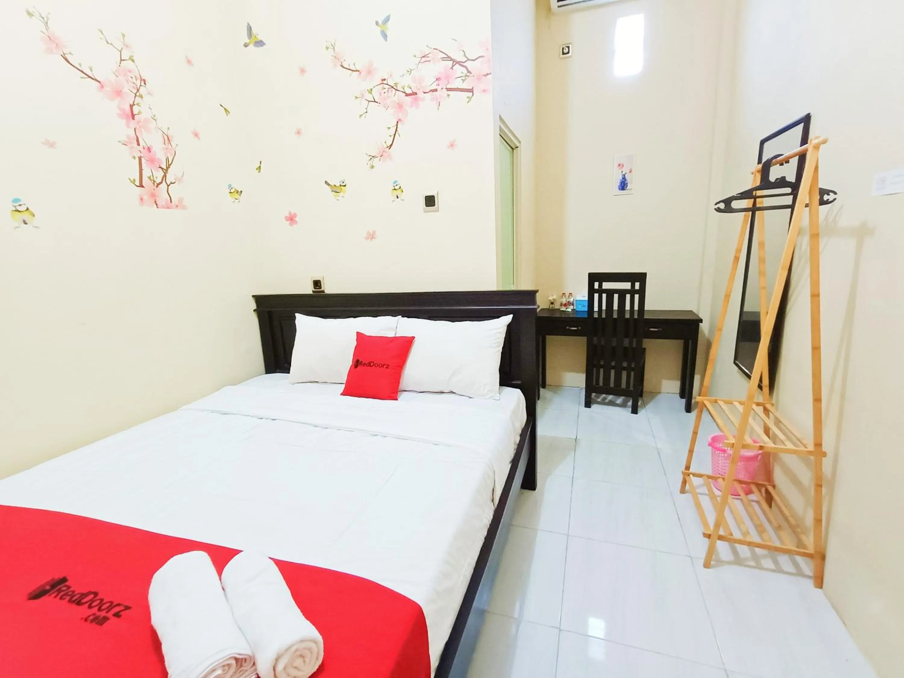 Bedroom, Bed in RedDoorz Syariah near Universitas 17 Agustus Banyuwangi