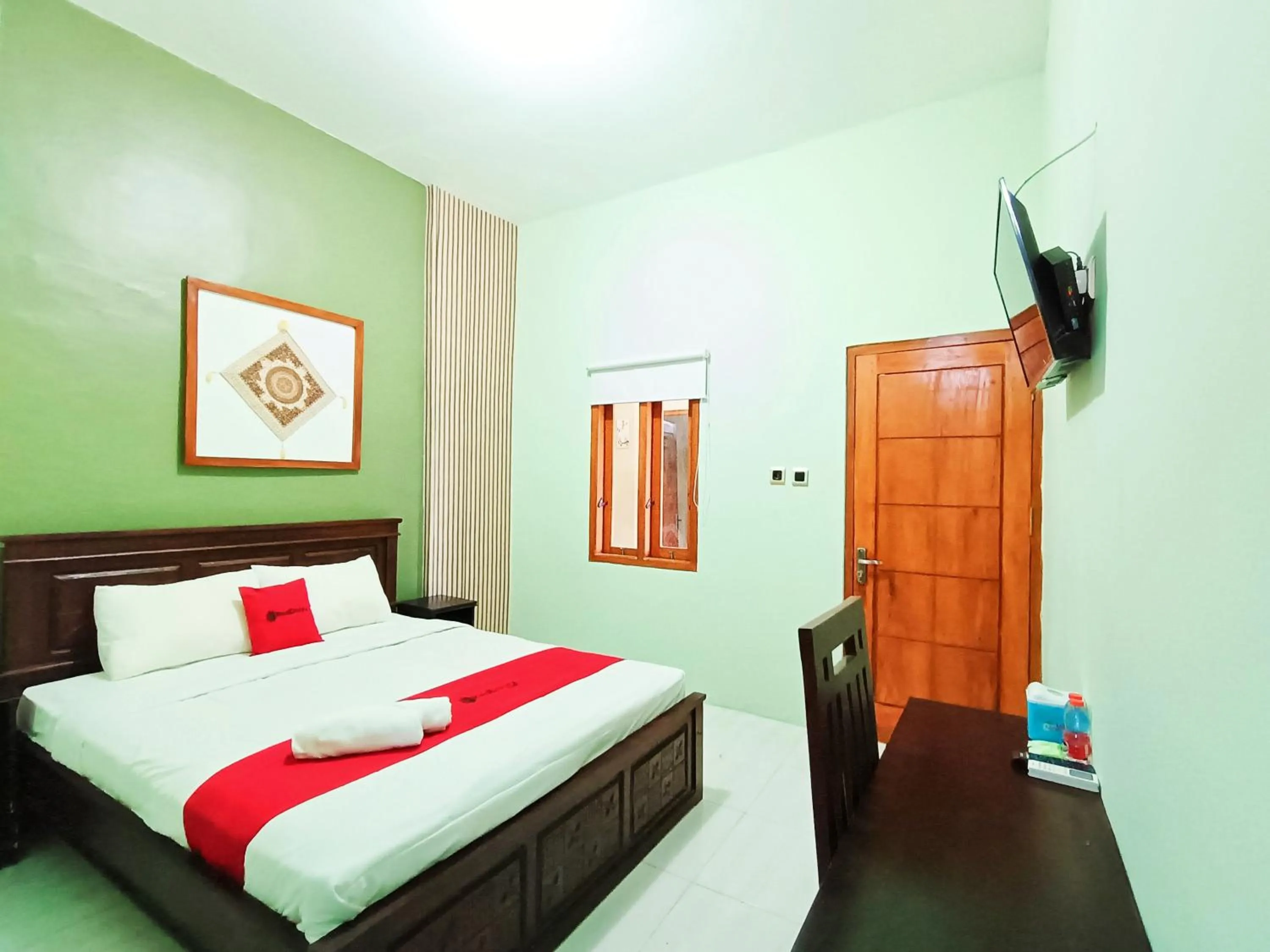 Bedroom, Bed in RedDoorz Syariah near Universitas 17 Agustus Banyuwangi