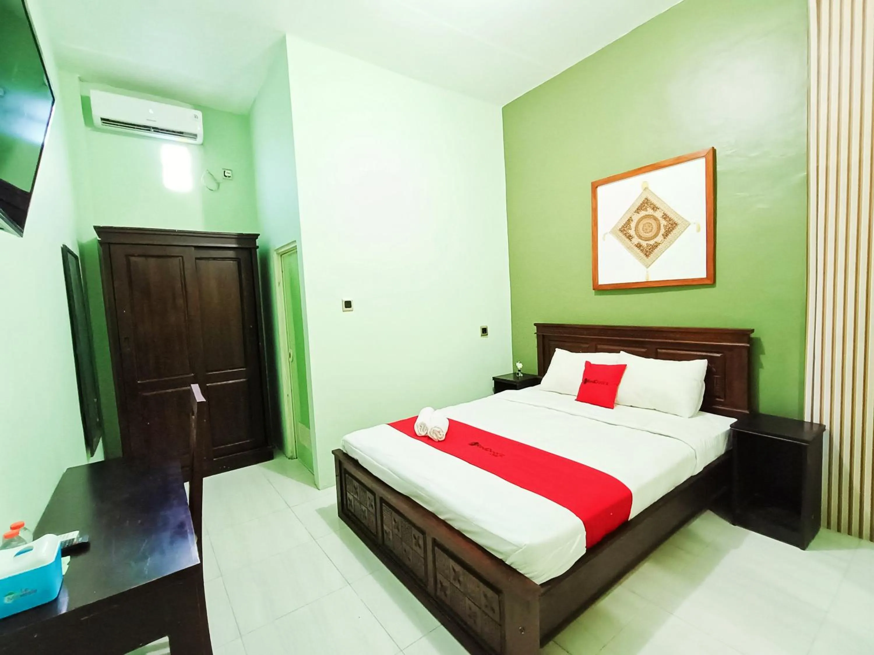 Bedroom, Bed in RedDoorz Syariah near Universitas 17 Agustus Banyuwangi