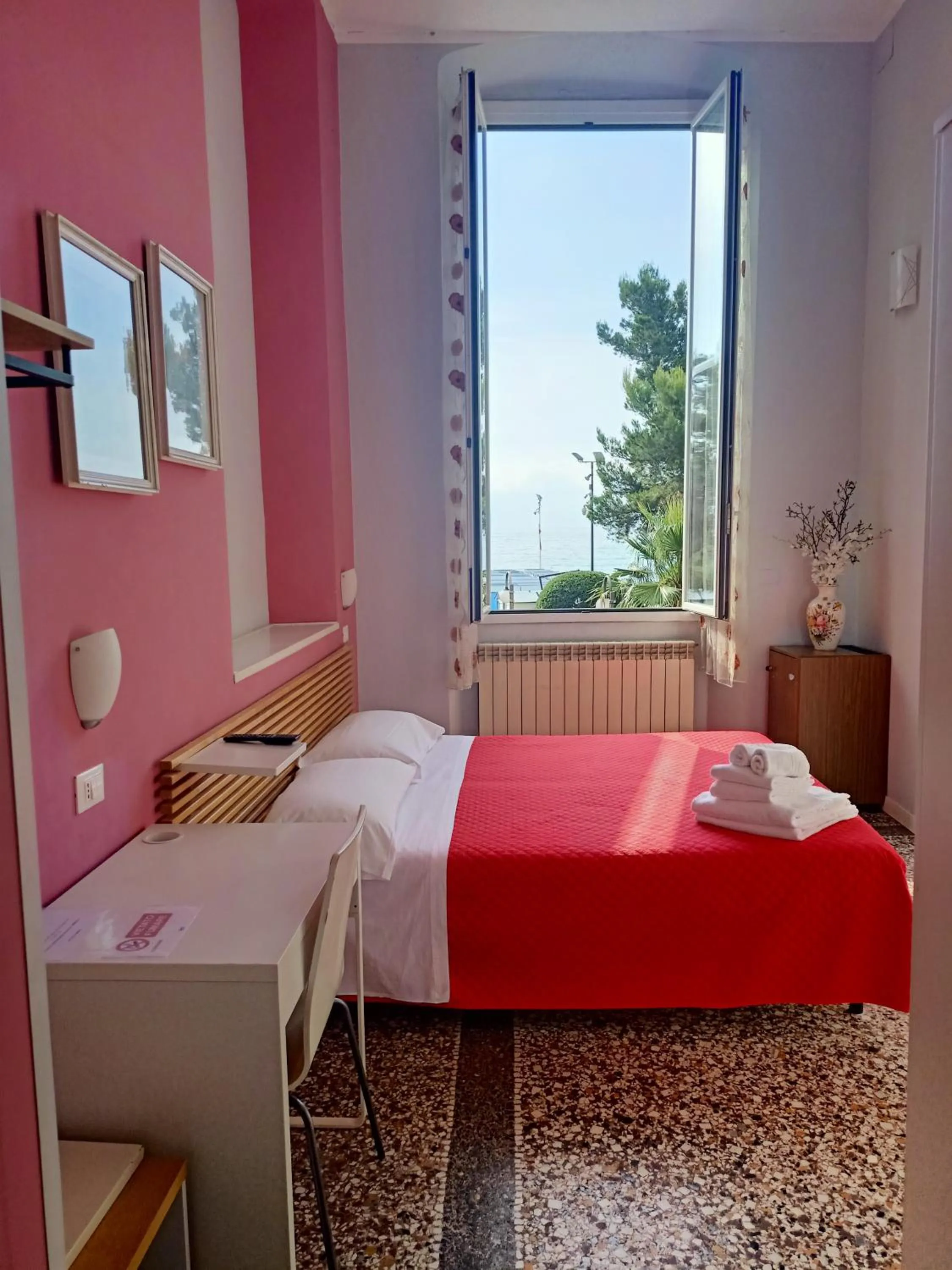 Photo of the whole room, Bed in Hotel Serena