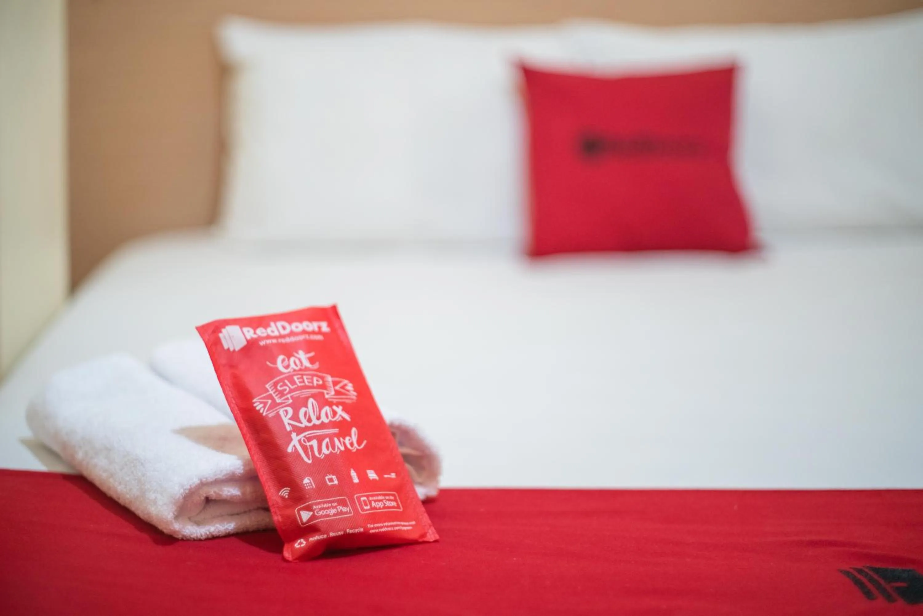 Bed in RedDoorz Syariah near Taman Siring 2