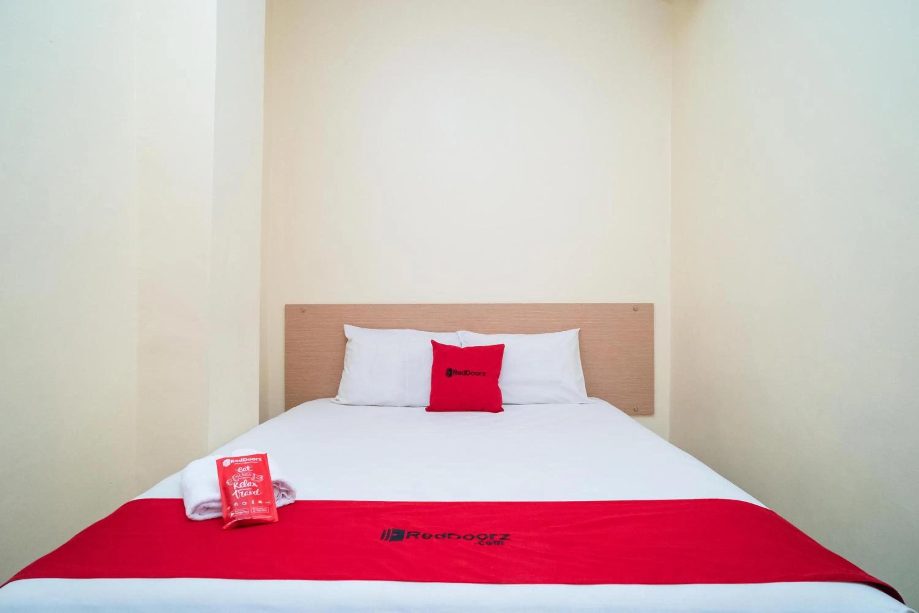 Bed in RedDoorz Syariah near Taman Siring 2