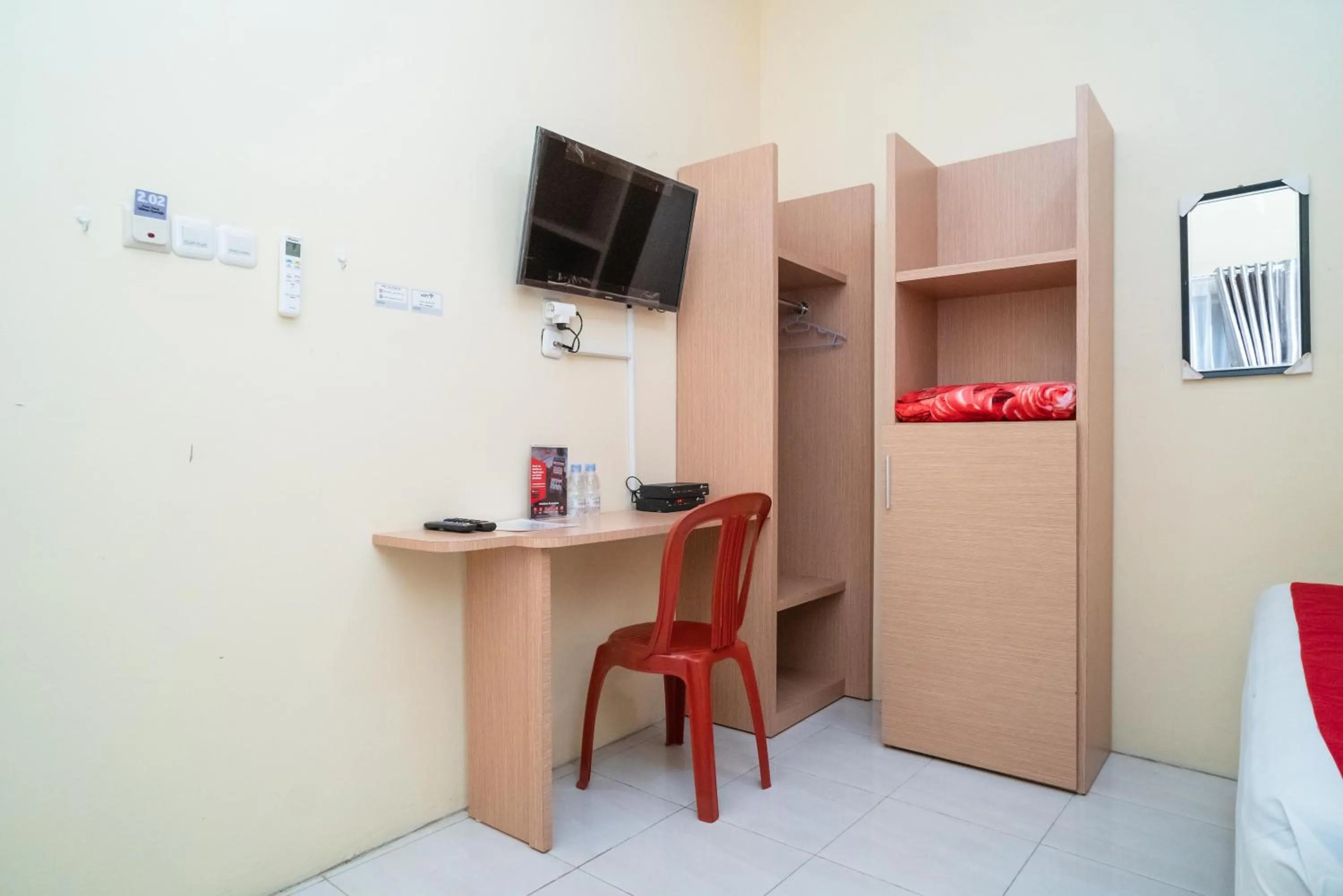 Bed in RedDoorz Syariah near Taman Siring 2