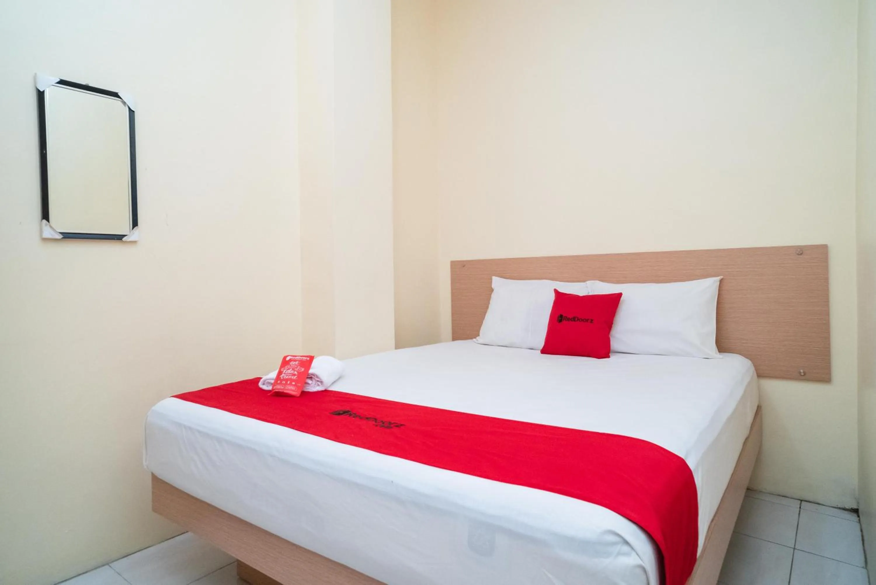 Bed in RedDoorz Syariah near Taman Siring 2
