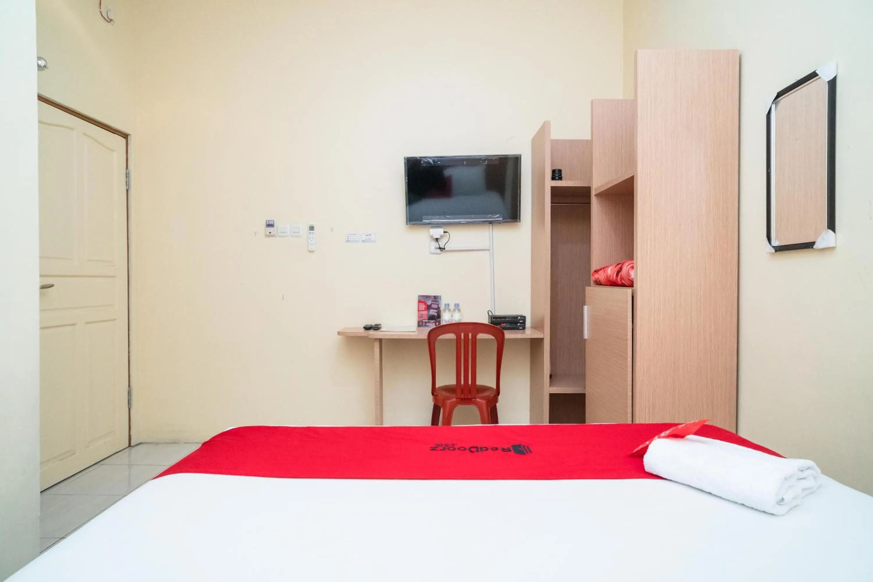 Bed in RedDoorz Syariah near Taman Siring 2