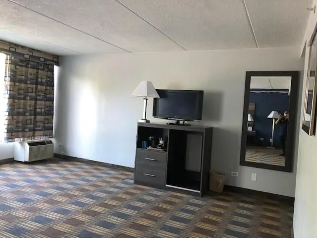TV and multimedia in Baymont by Wyndham - Chicago - Addison - O'Hare