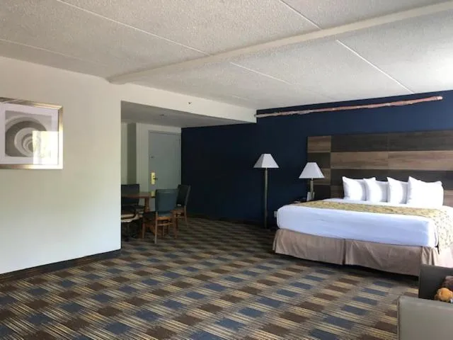 Photo of the whole room, Bed in Baymont by Wyndham - Chicago - Addison - O'Hare