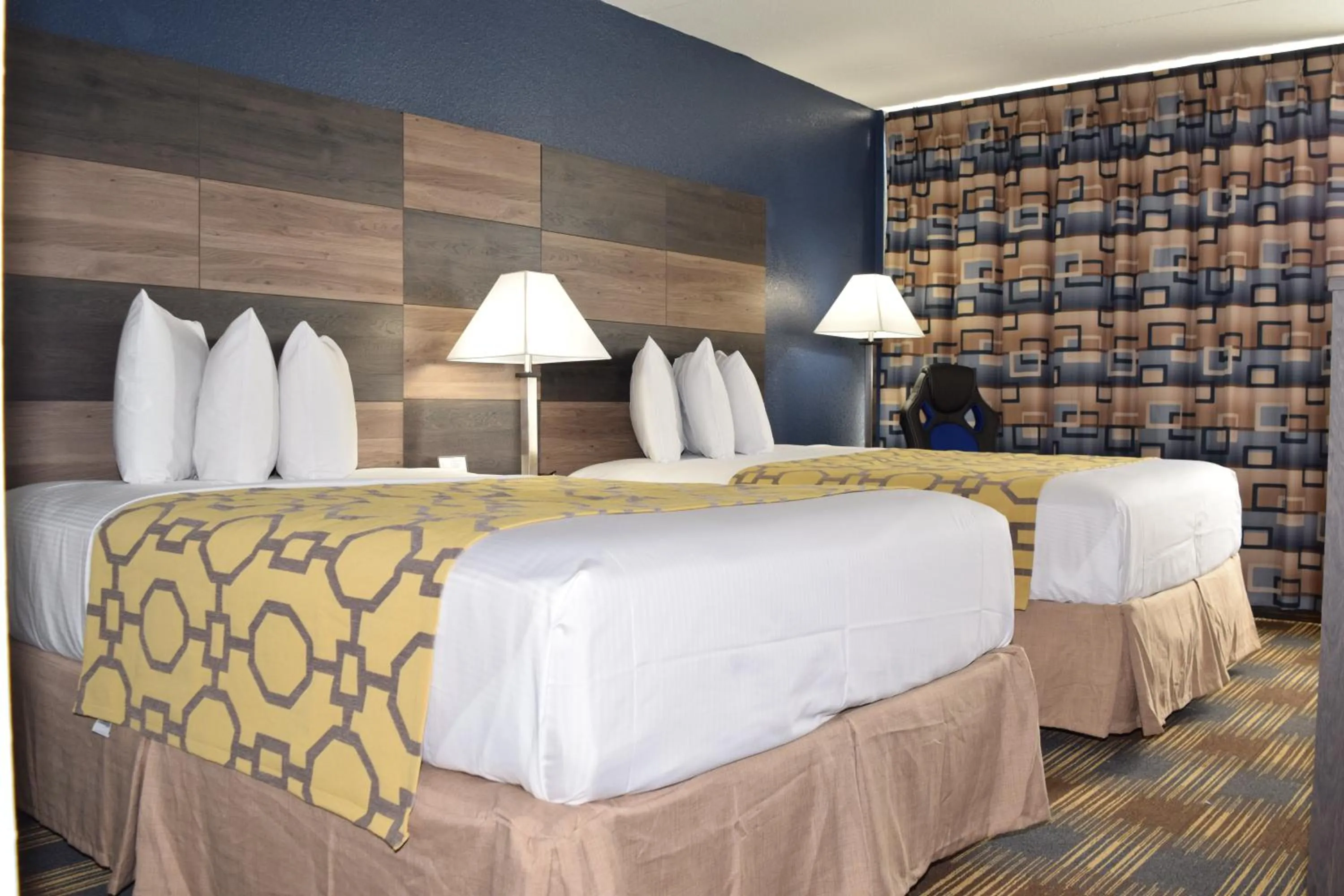 Photo of the whole room, Bed in Baymont by Wyndham - Chicago - Addison - O'Hare